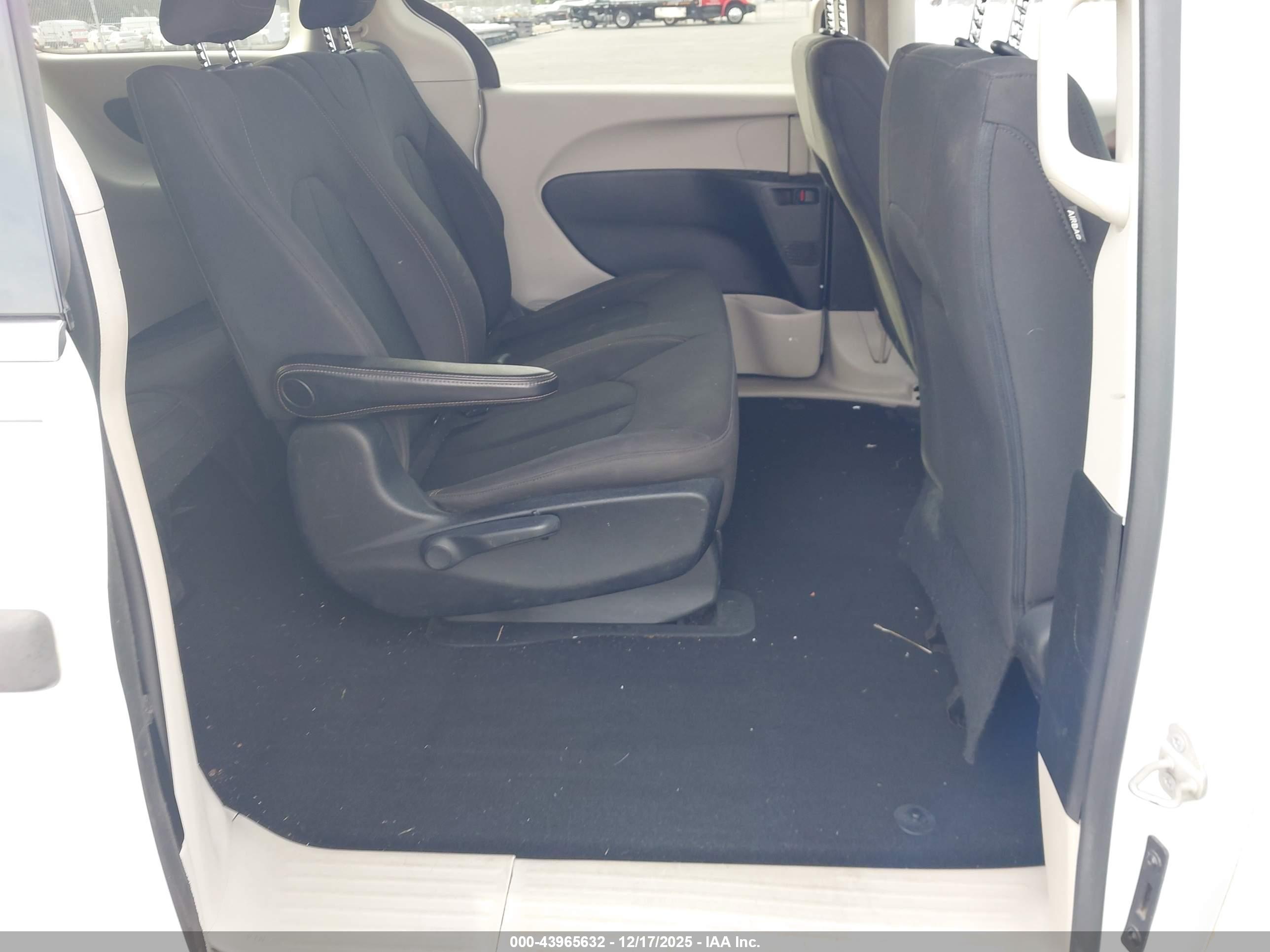 CHRYSLER PACIFICA image 8