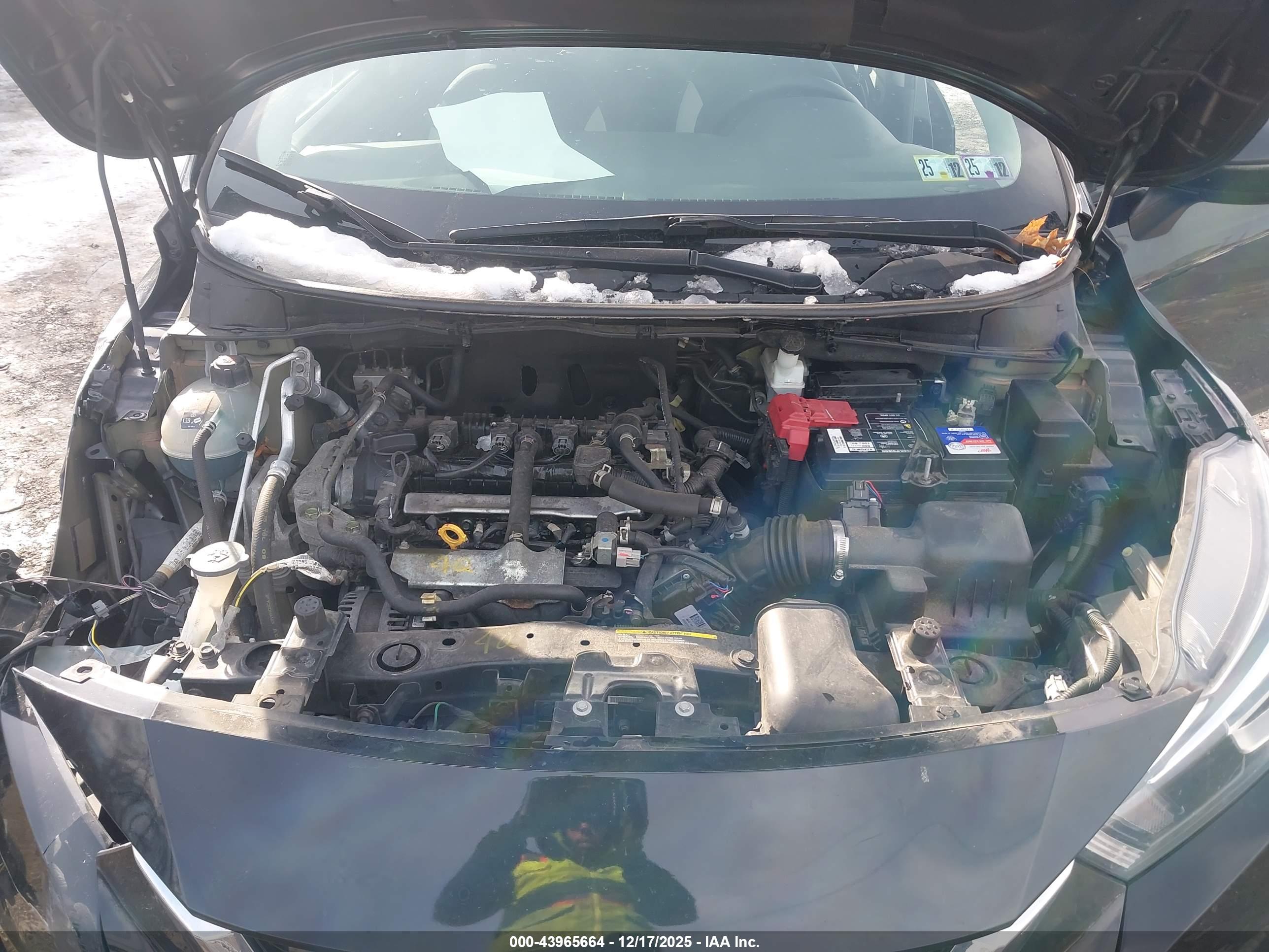 NISSAN VERSA image 10