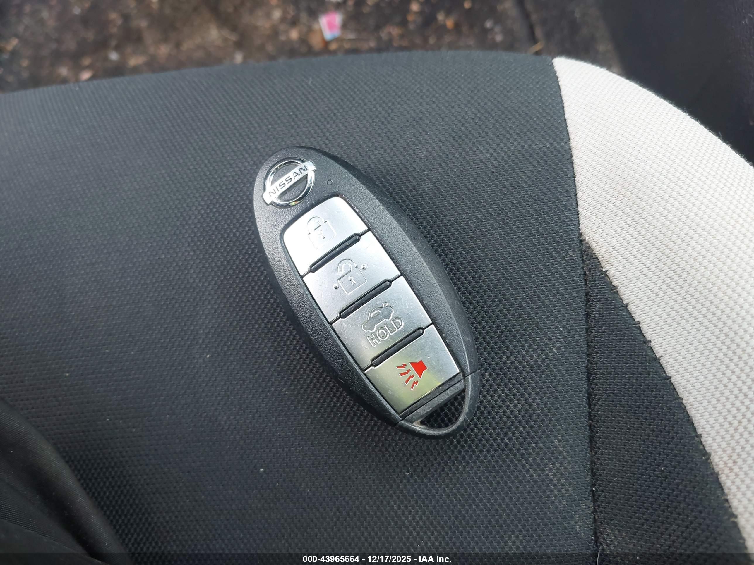 NISSAN VERSA image 11