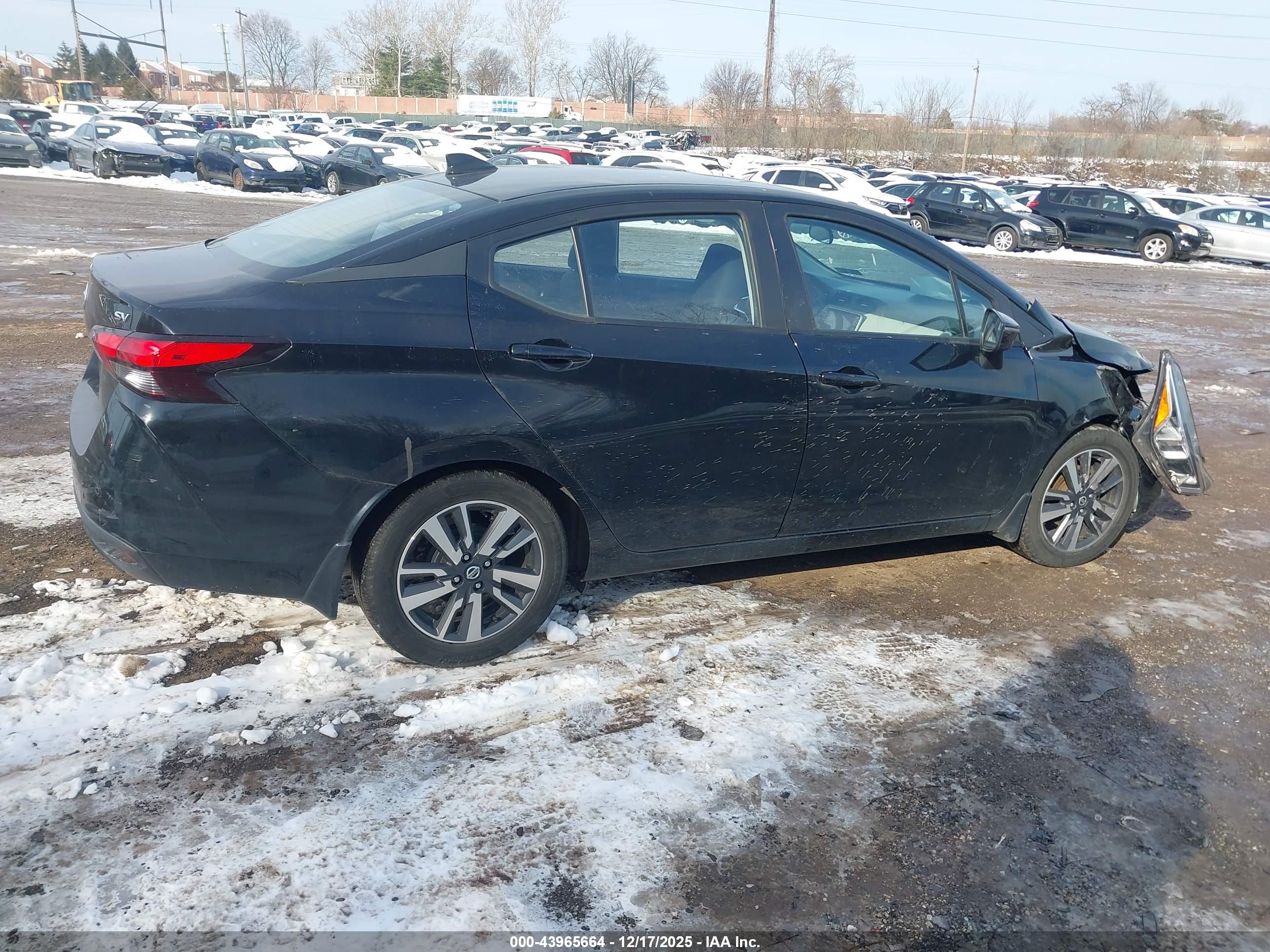 NISSAN VERSA image 4