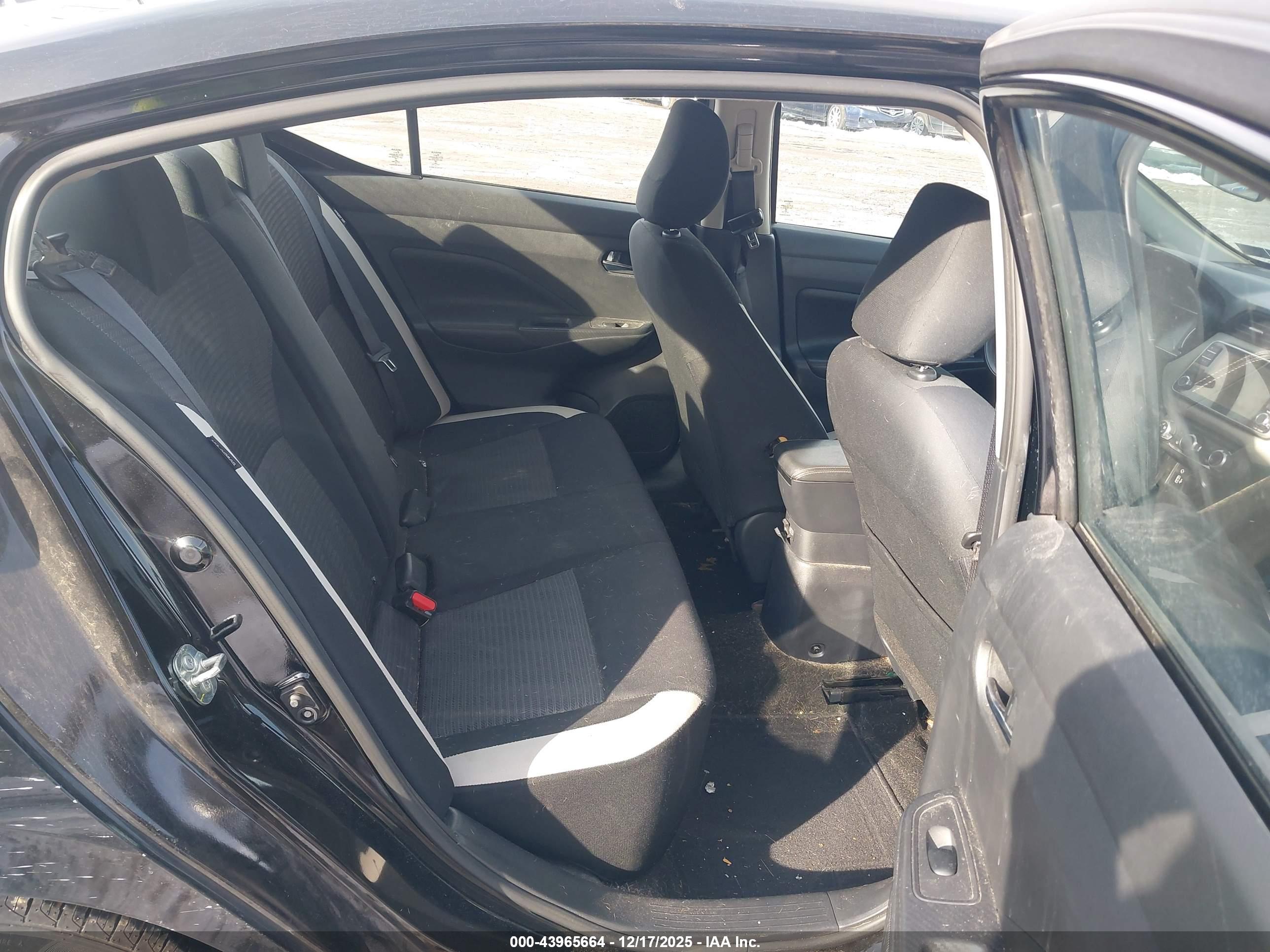 NISSAN VERSA image 8
