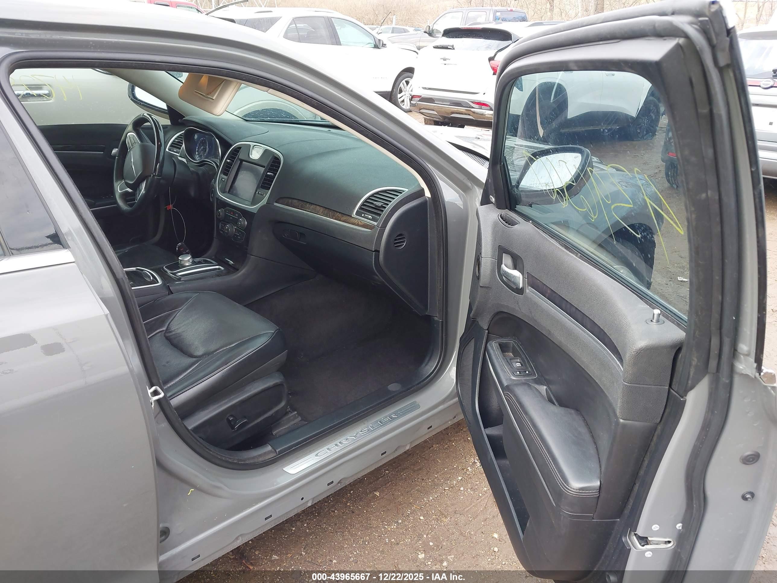 CHRYSLER 300 image 7