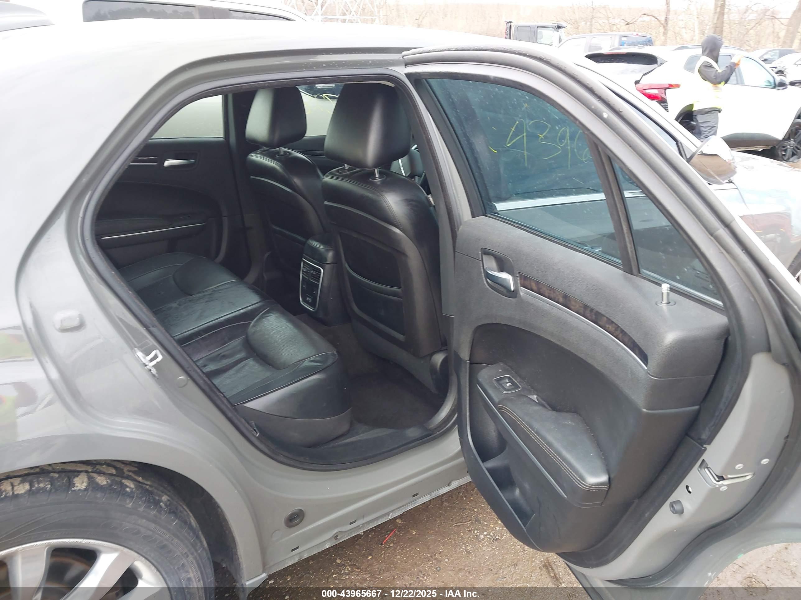 CHRYSLER 300 image 8