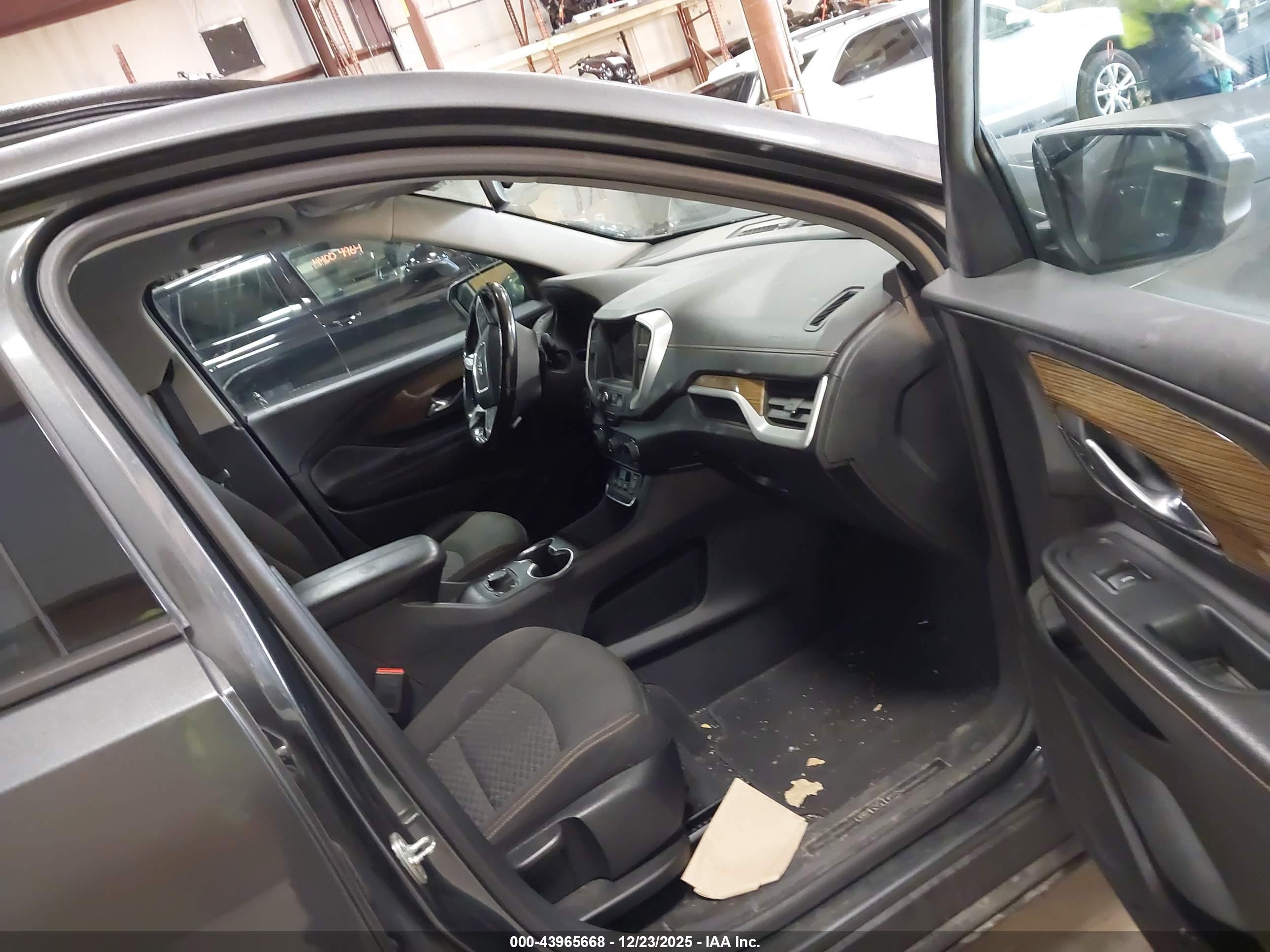 GMC TERRAIN image 5