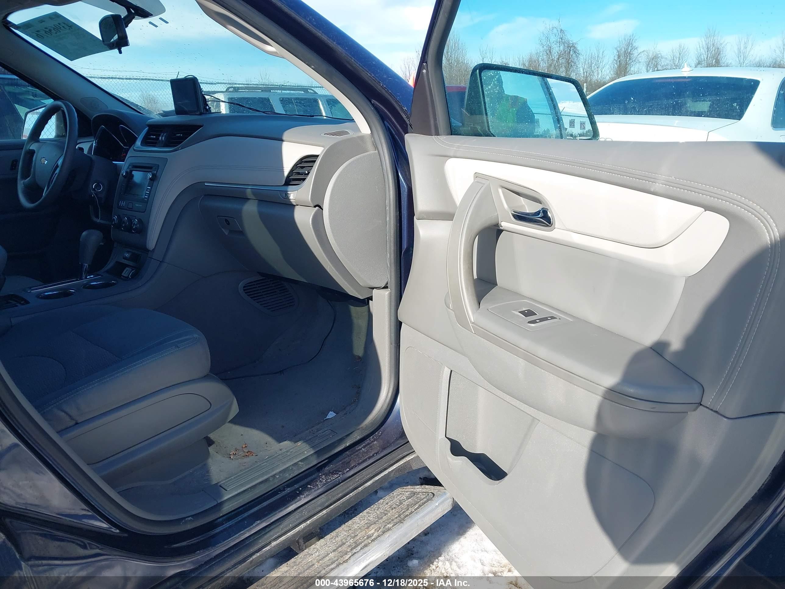 CHEVROLET TRAVERSE image 5