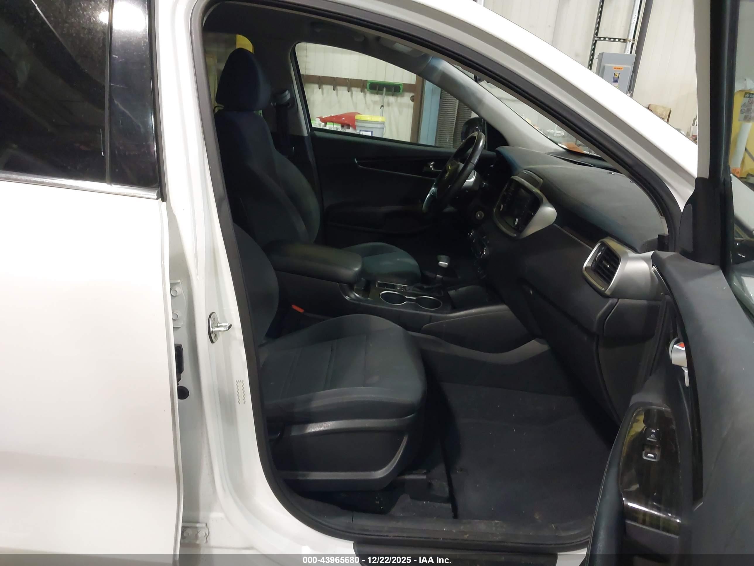 KIA SORENTO image 5