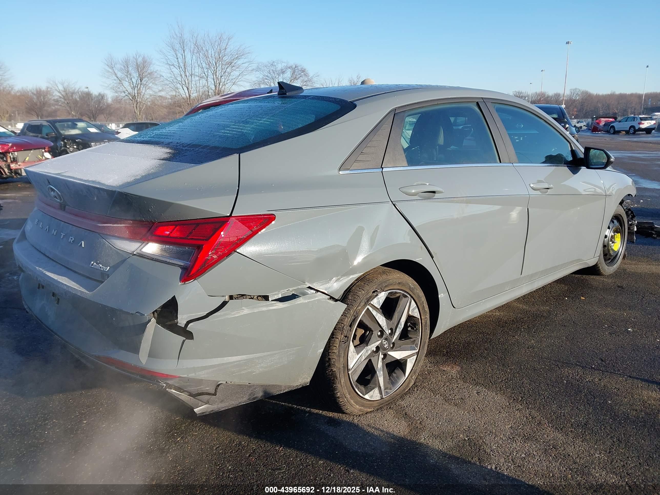 HYUNDAI ELANTRA image 4