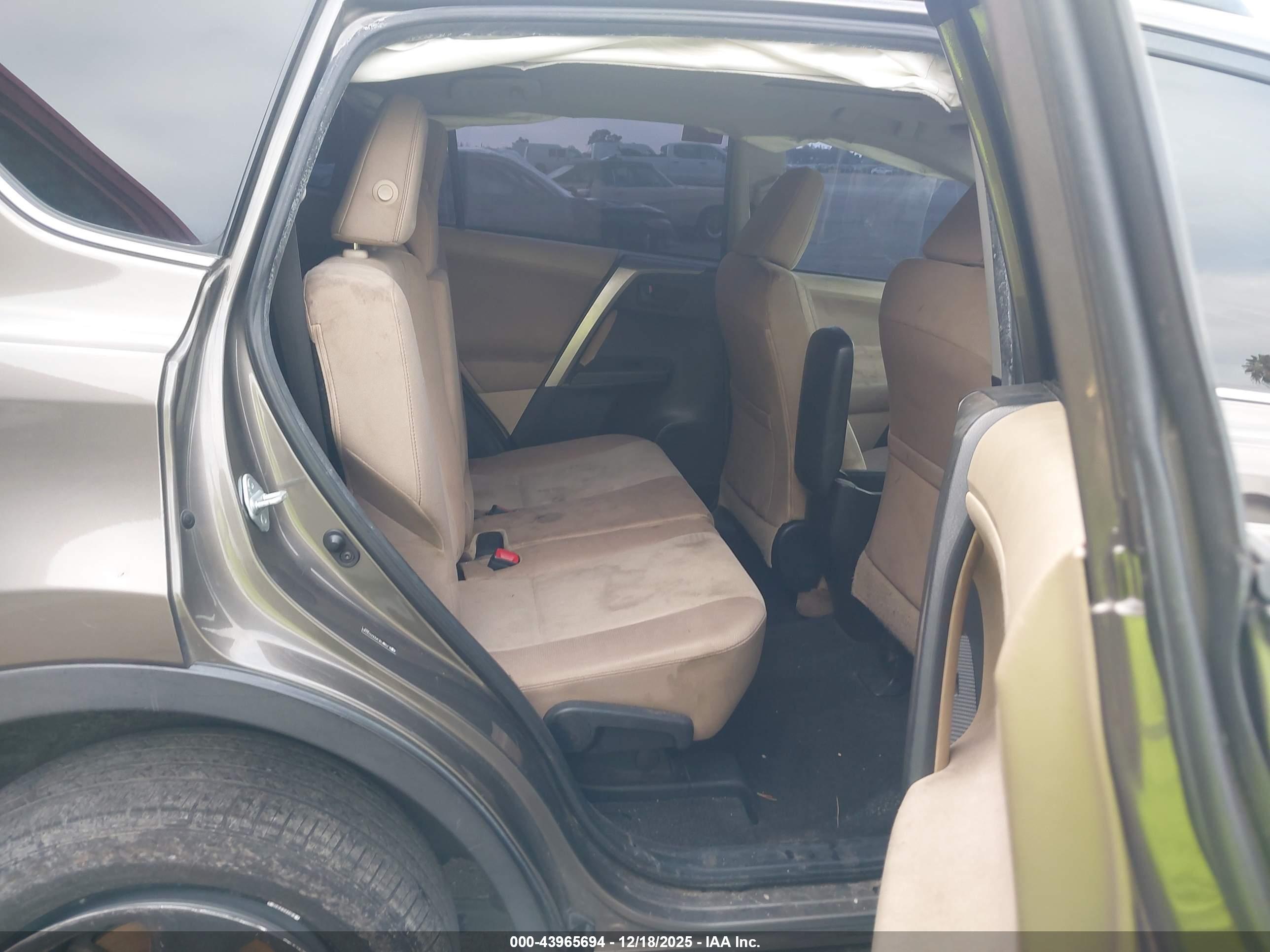 TOYOTA RAV4 image 8