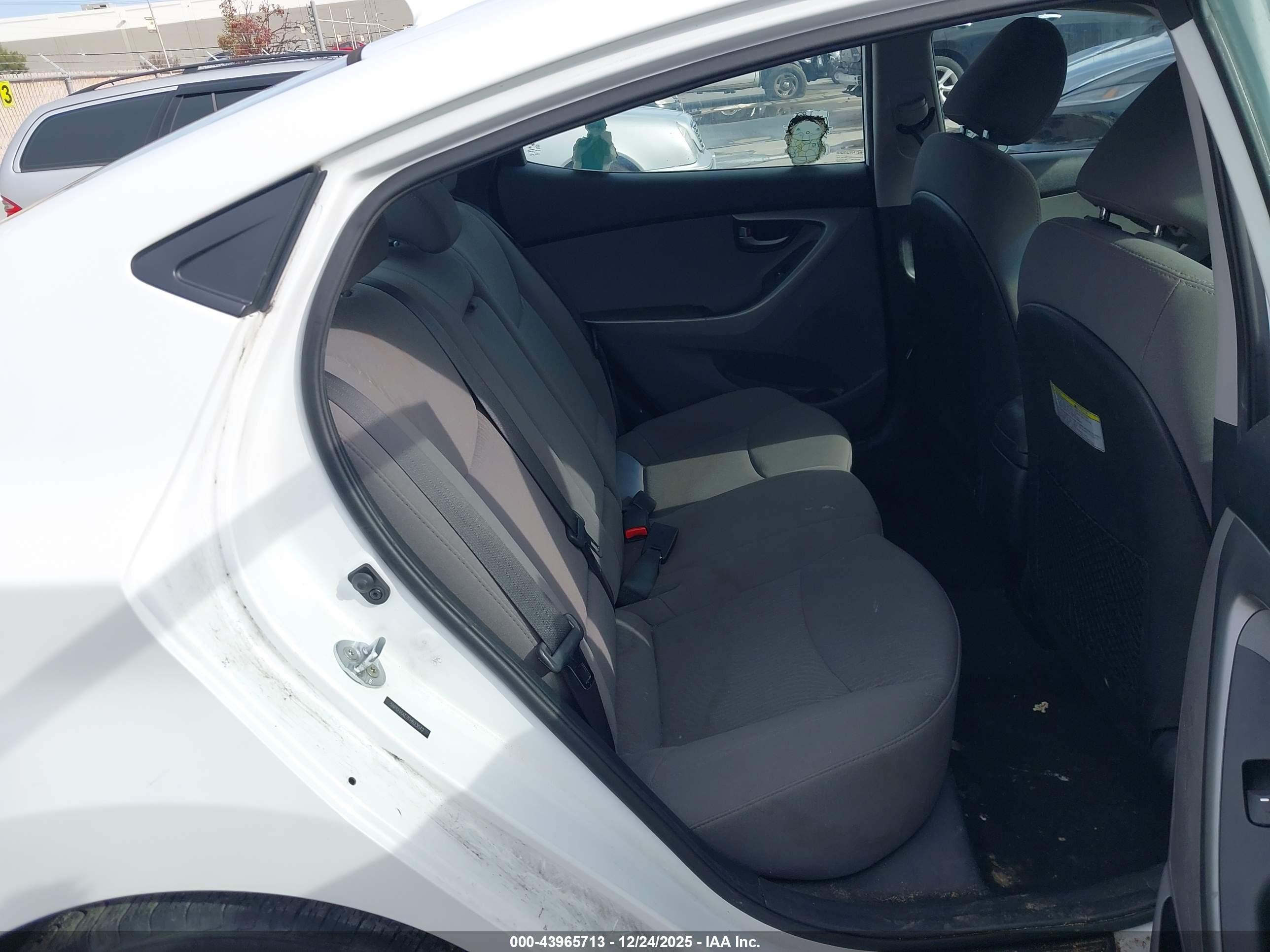 HYUNDAI ELANTRA image 8