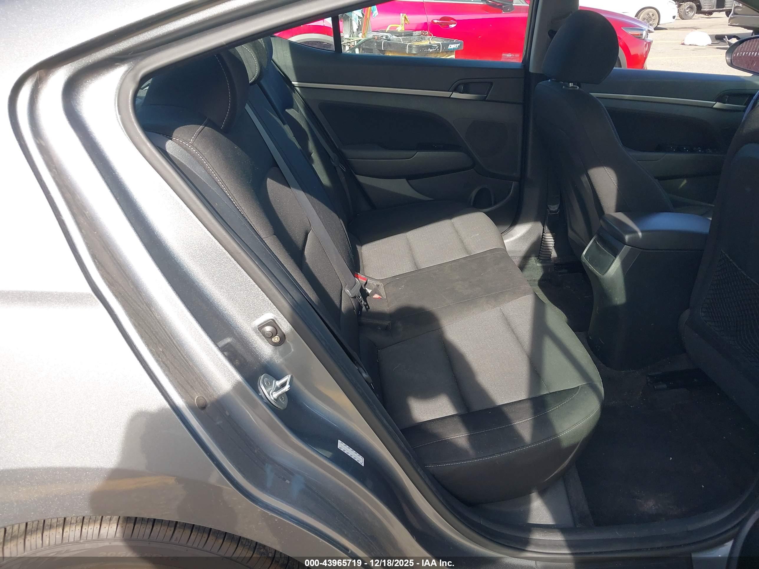 HYUNDAI ELANTRA image 8
