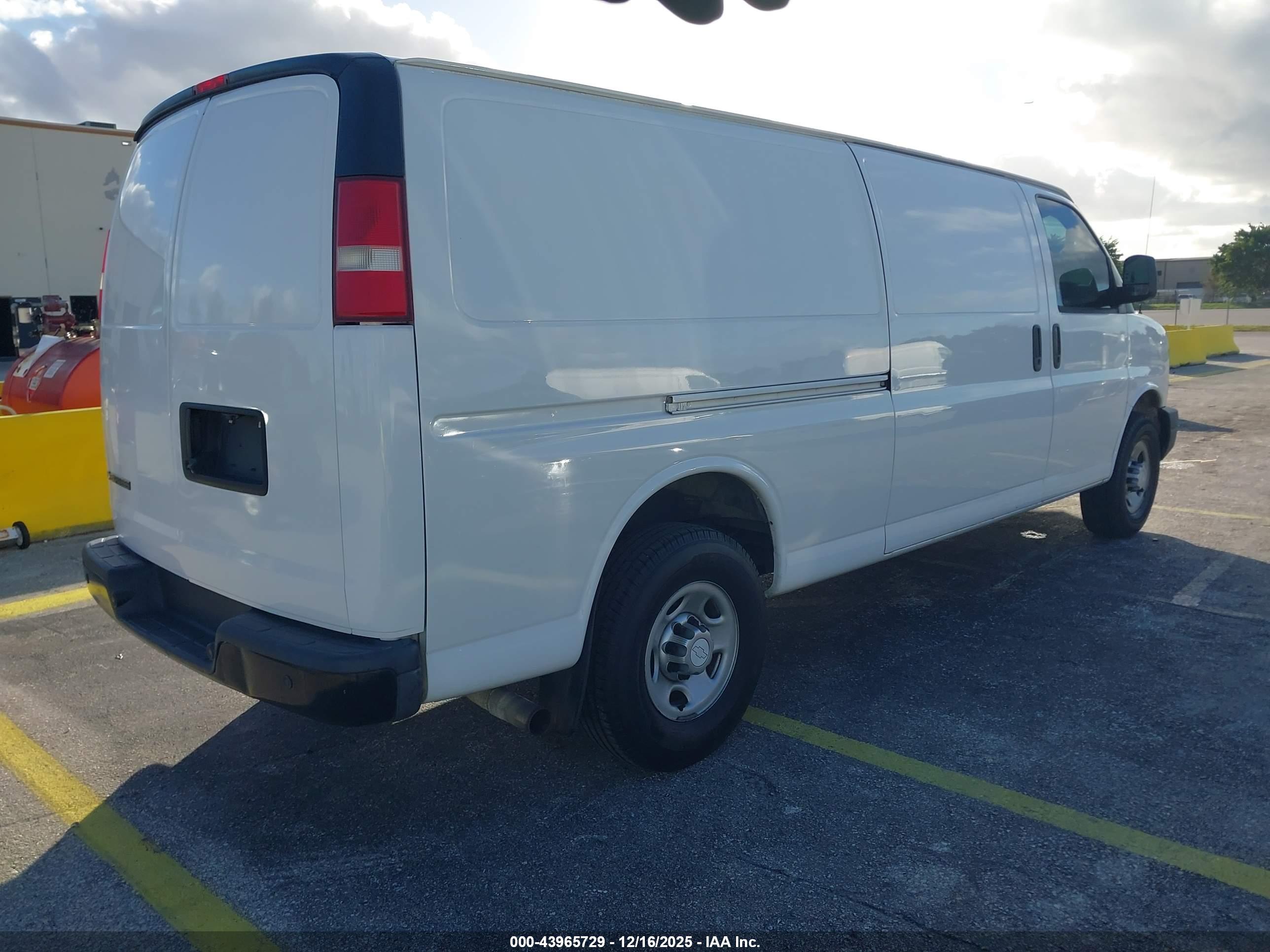 CHEVROLET EXPRESS image 4