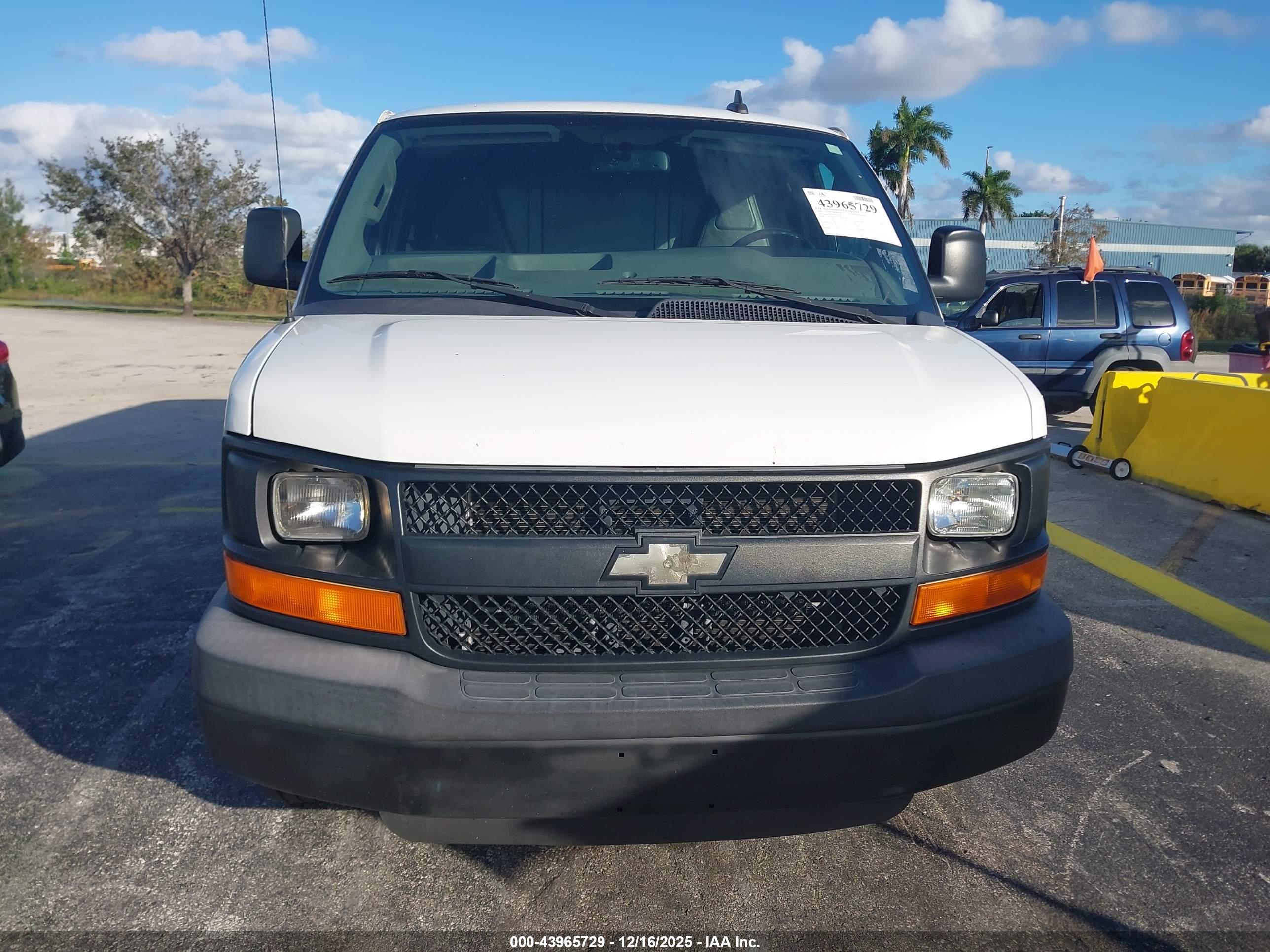 CHEVROLET EXPRESS image 6