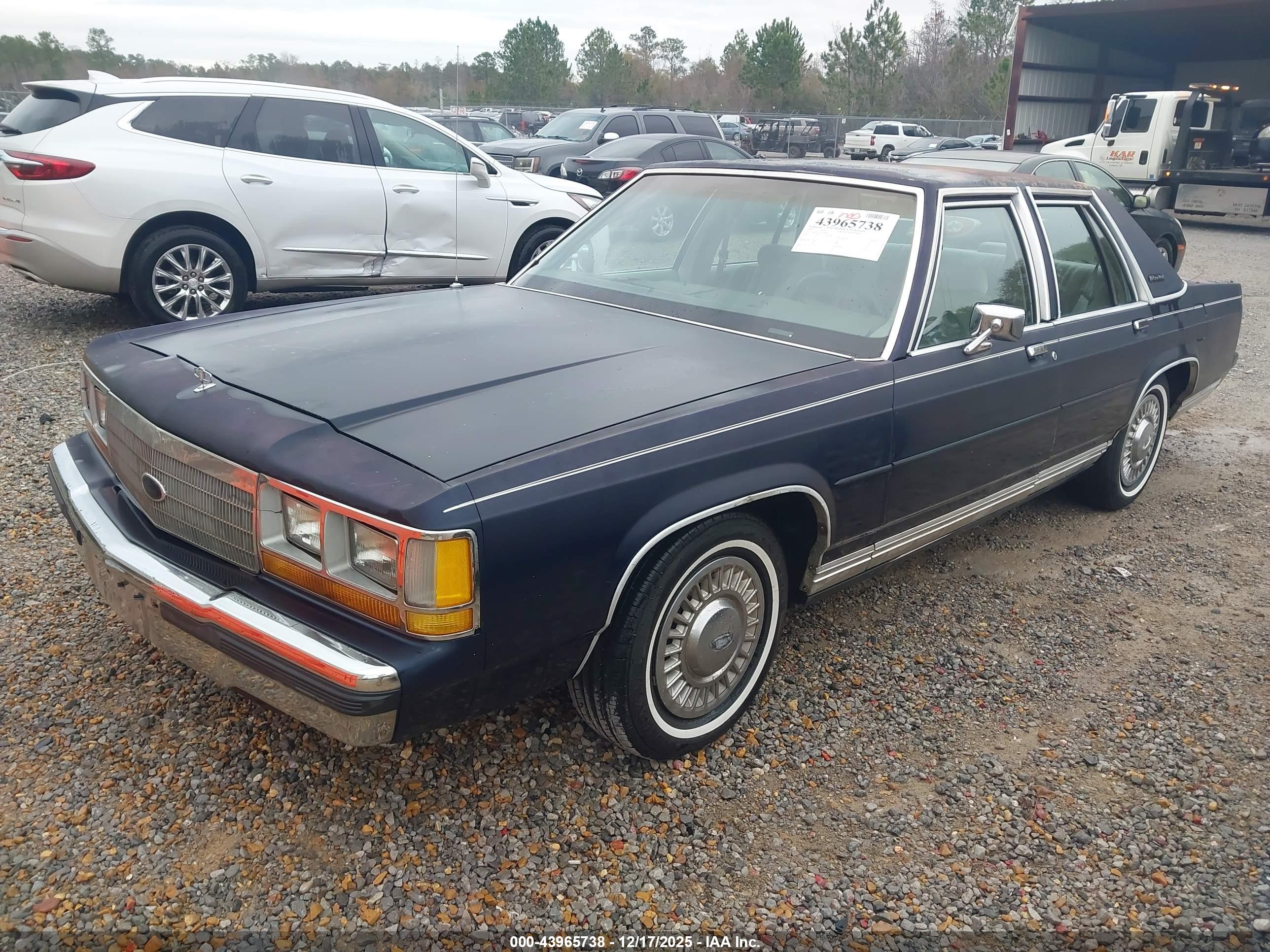 FORD CROWN image 2