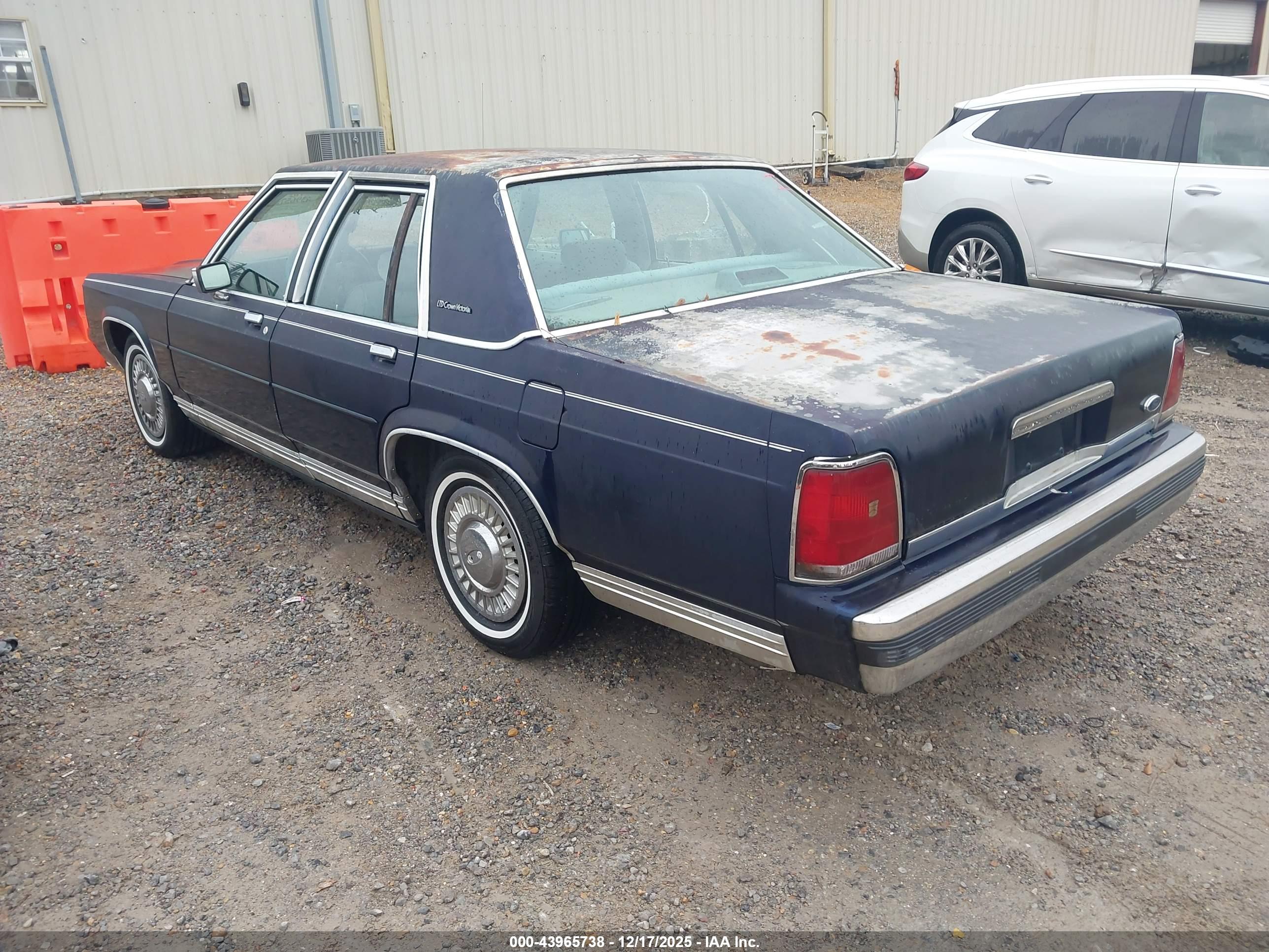 FORD CROWN image 3