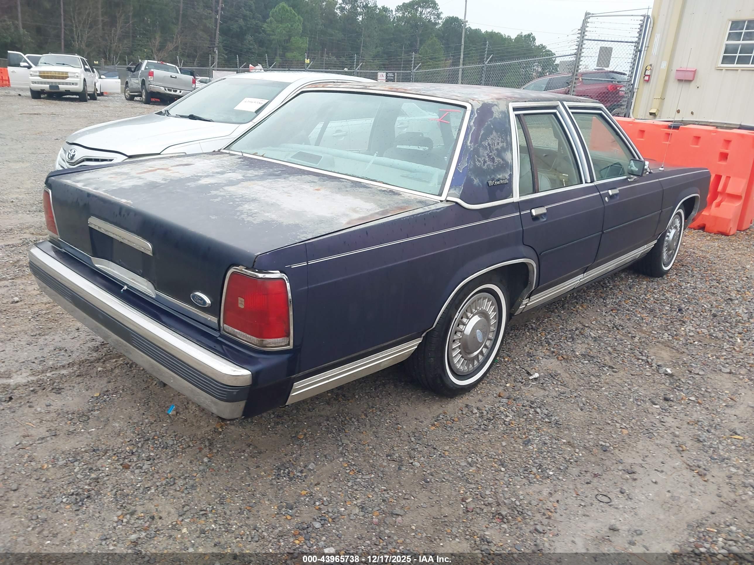 FORD CROWN image 4