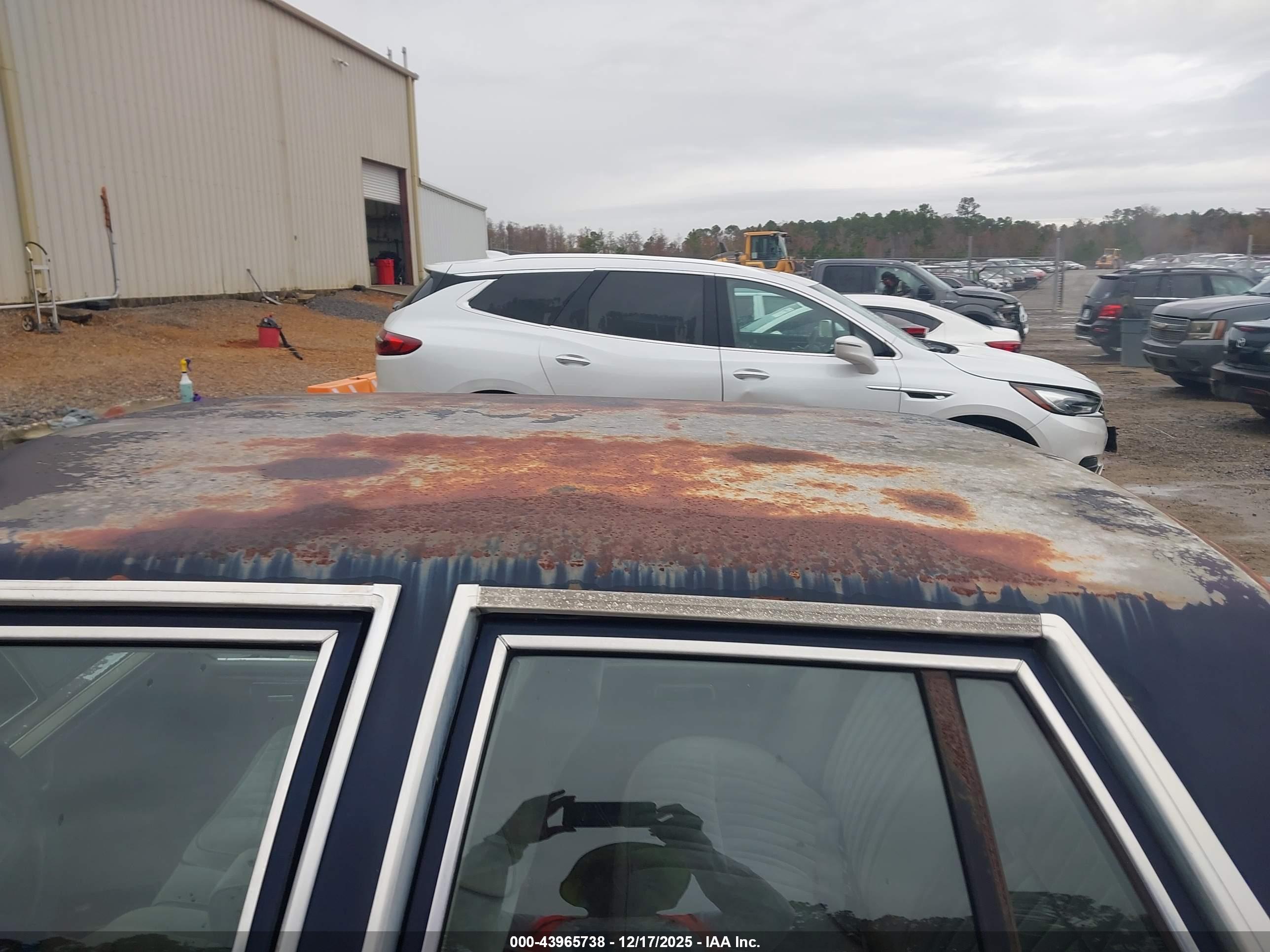 FORD CROWN image 6