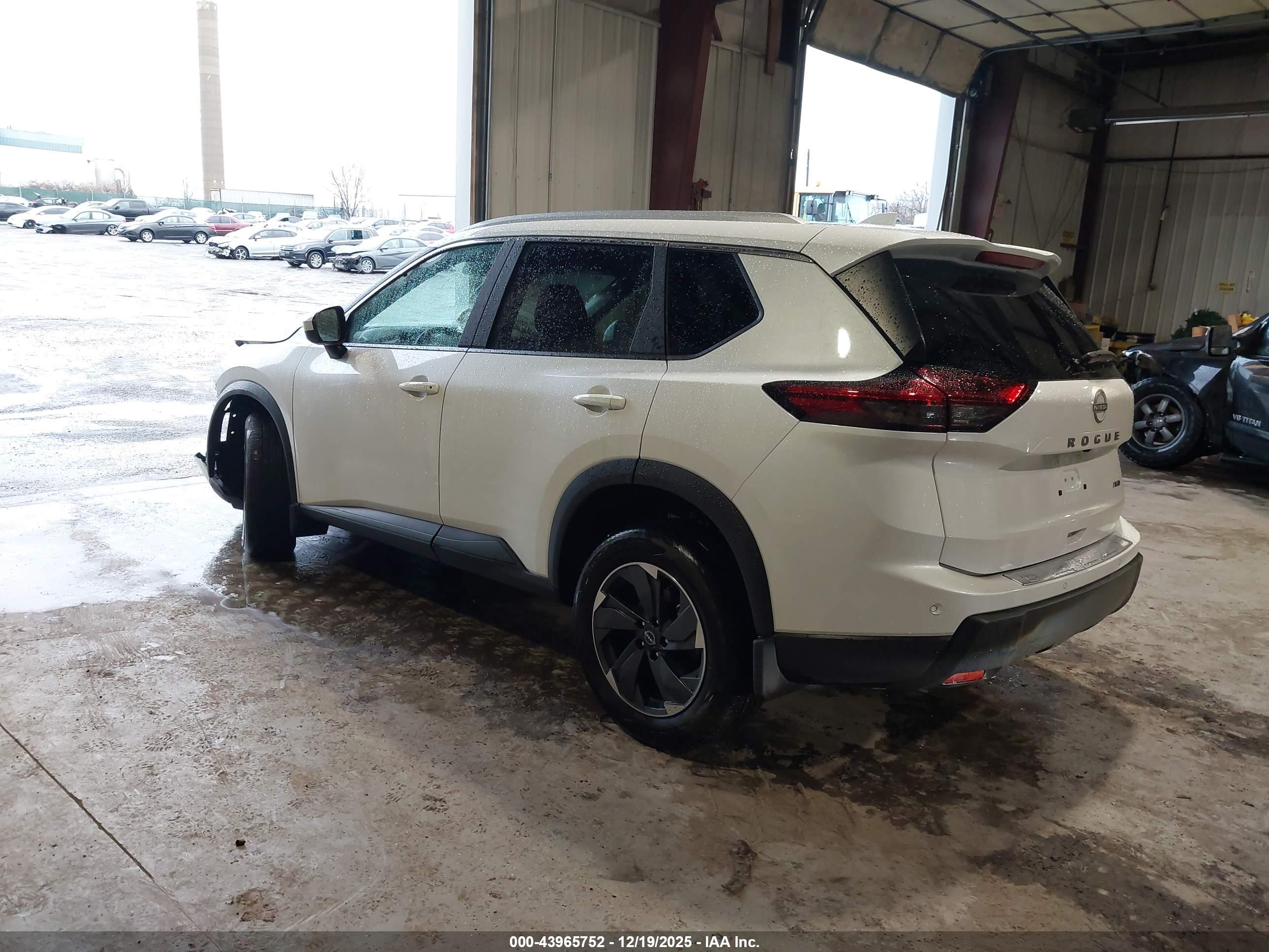 NISSAN ROGUE image 3
