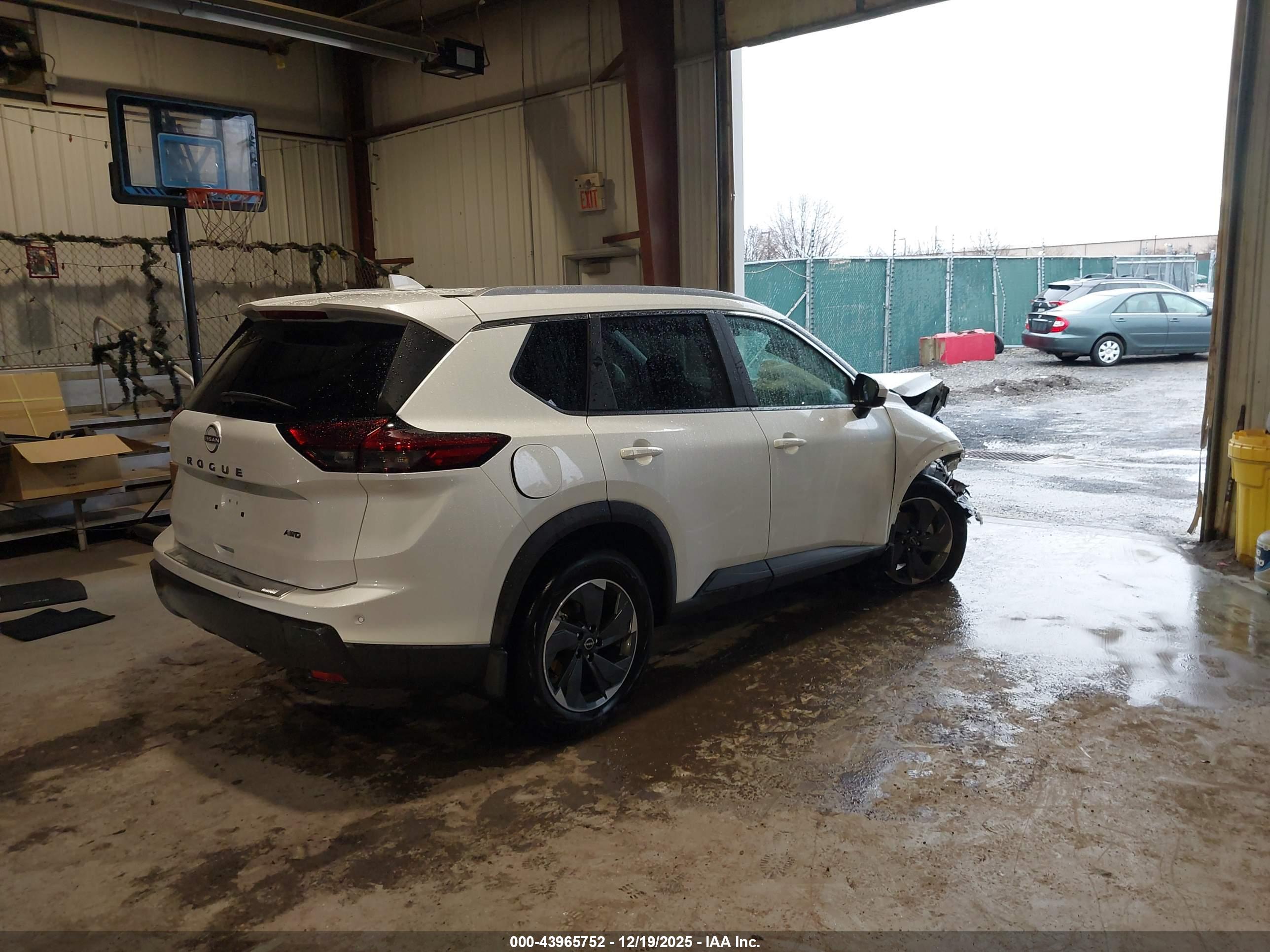 NISSAN ROGUE image 4