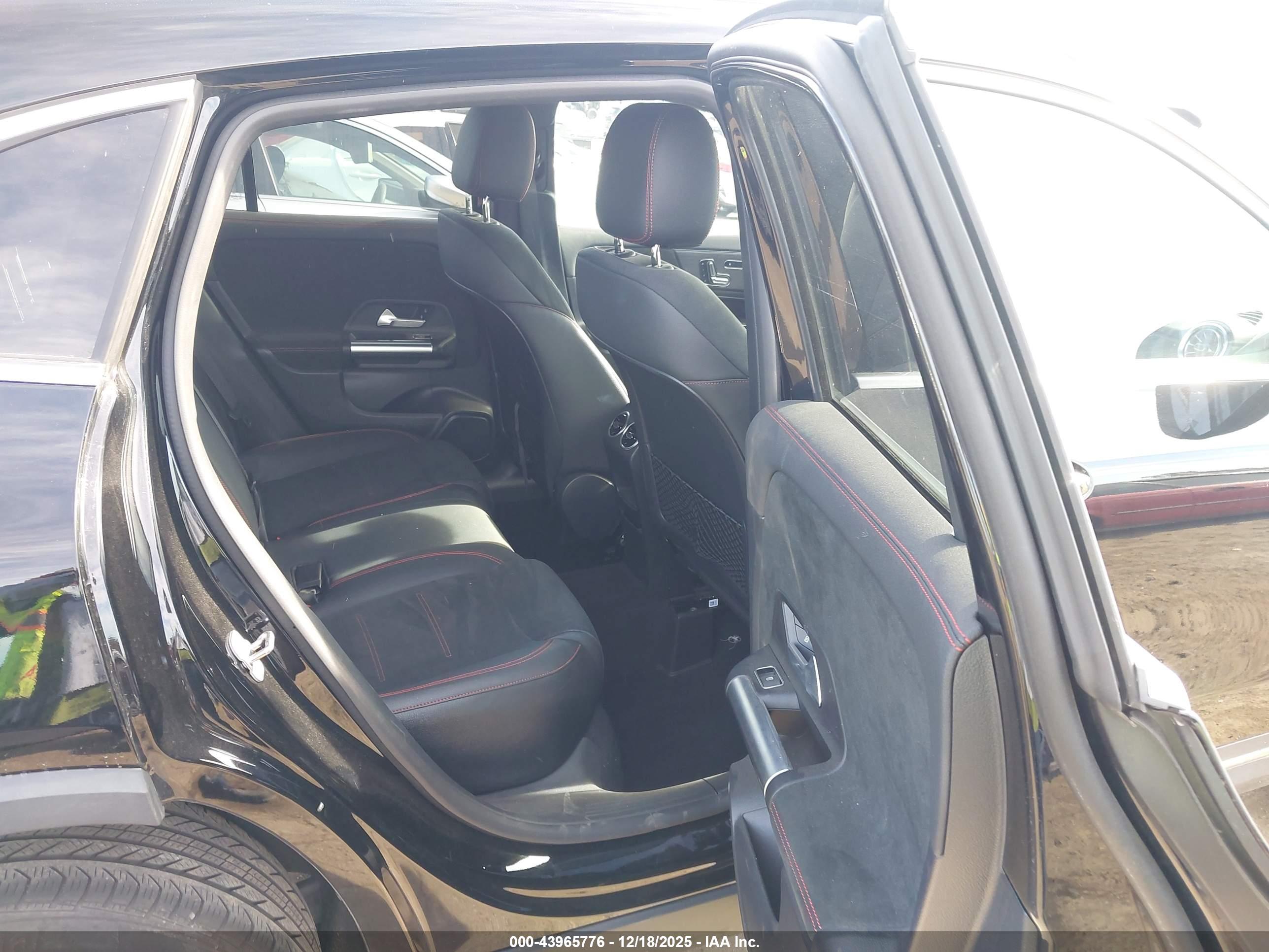 MERCEDES-BENZ GLA image 8