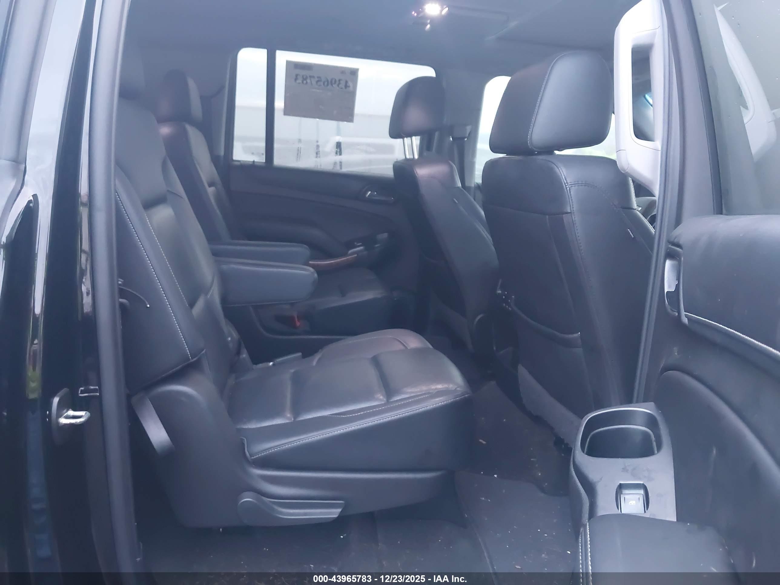 CHEVROLET SUBURBAN image 8