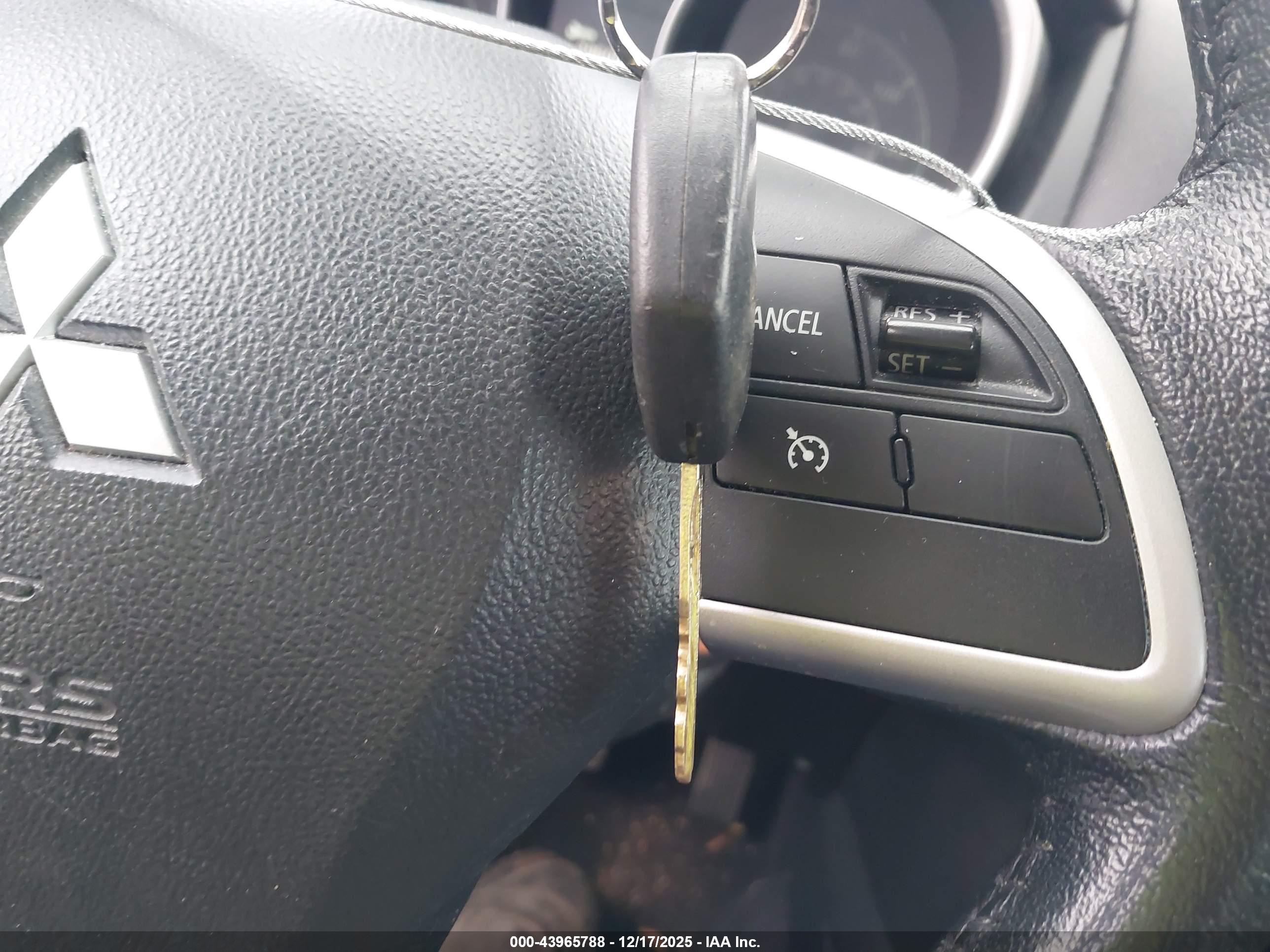 MITSUBISHI OUTLANDER image 11