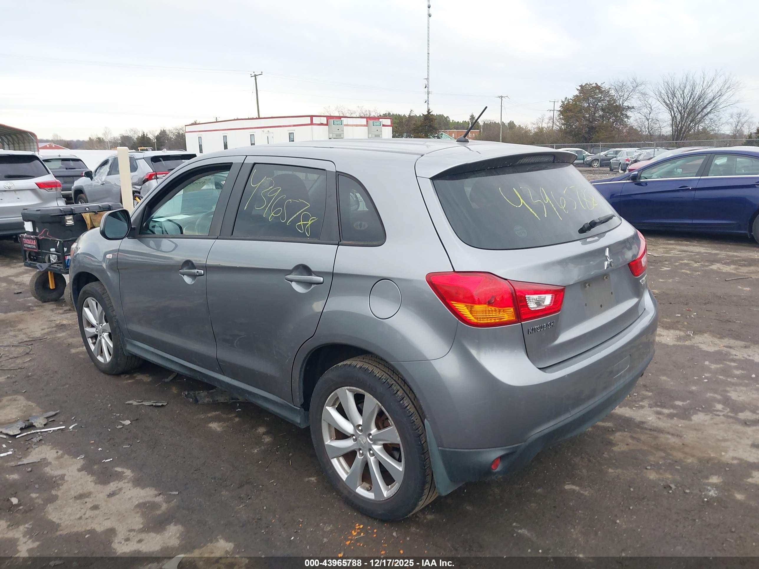 MITSUBISHI OUTLANDER image 3