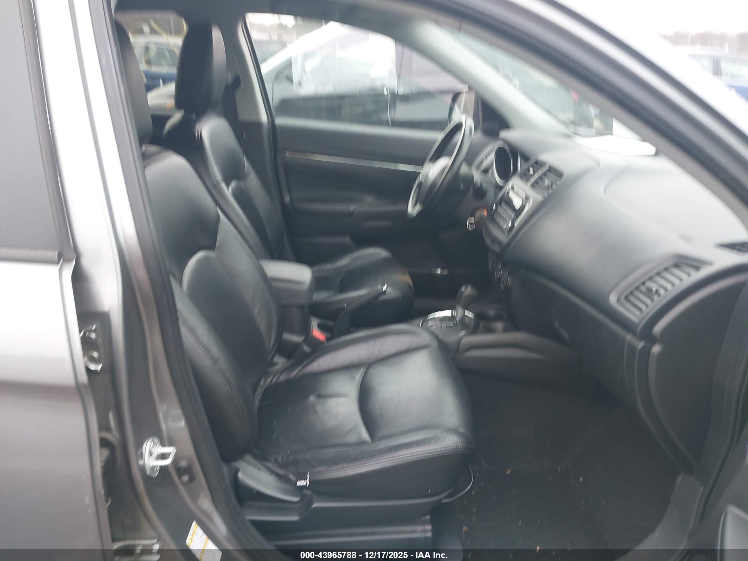 MITSUBISHI OUTLANDER image 5