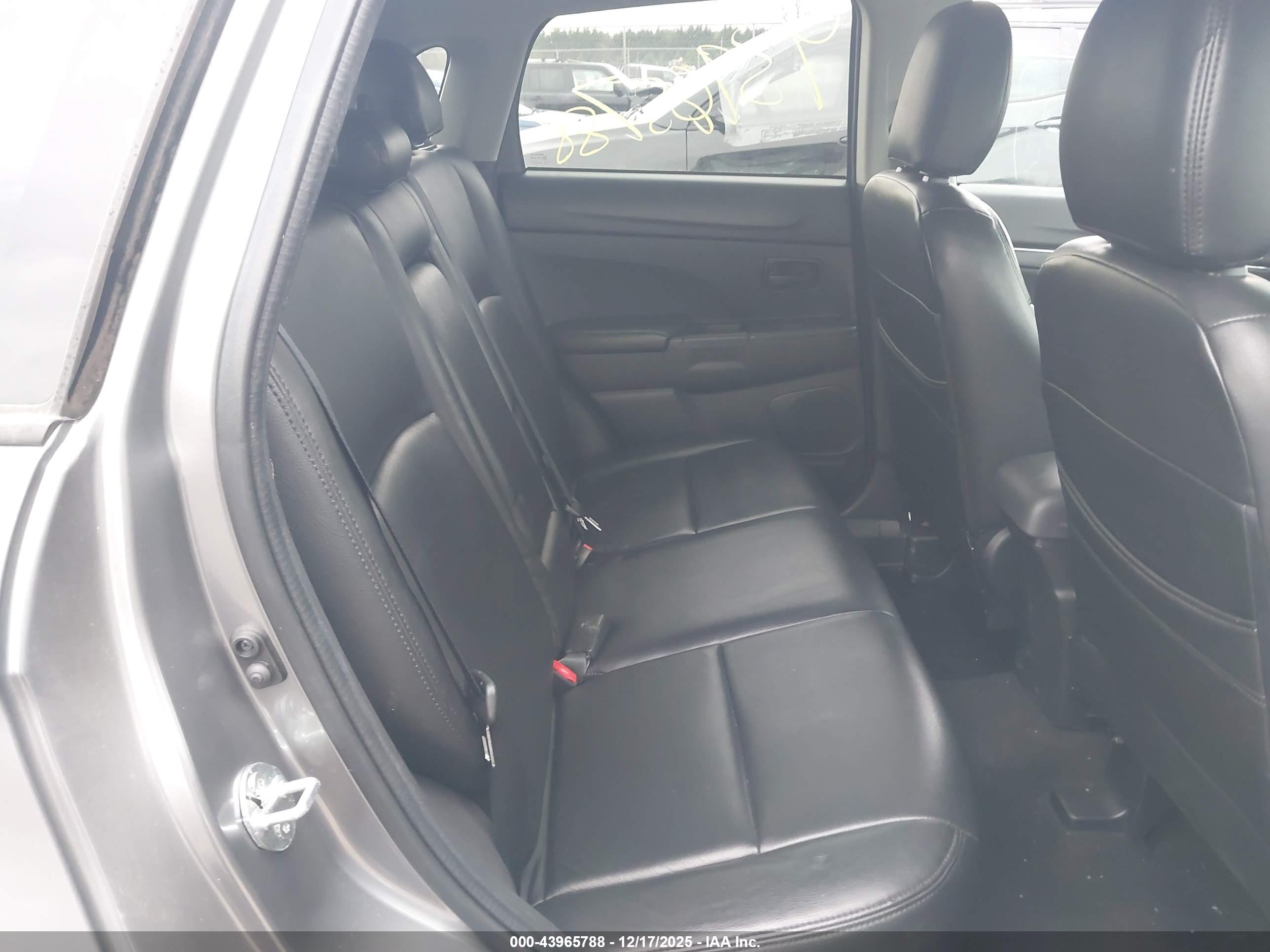 MITSUBISHI OUTLANDER image 8