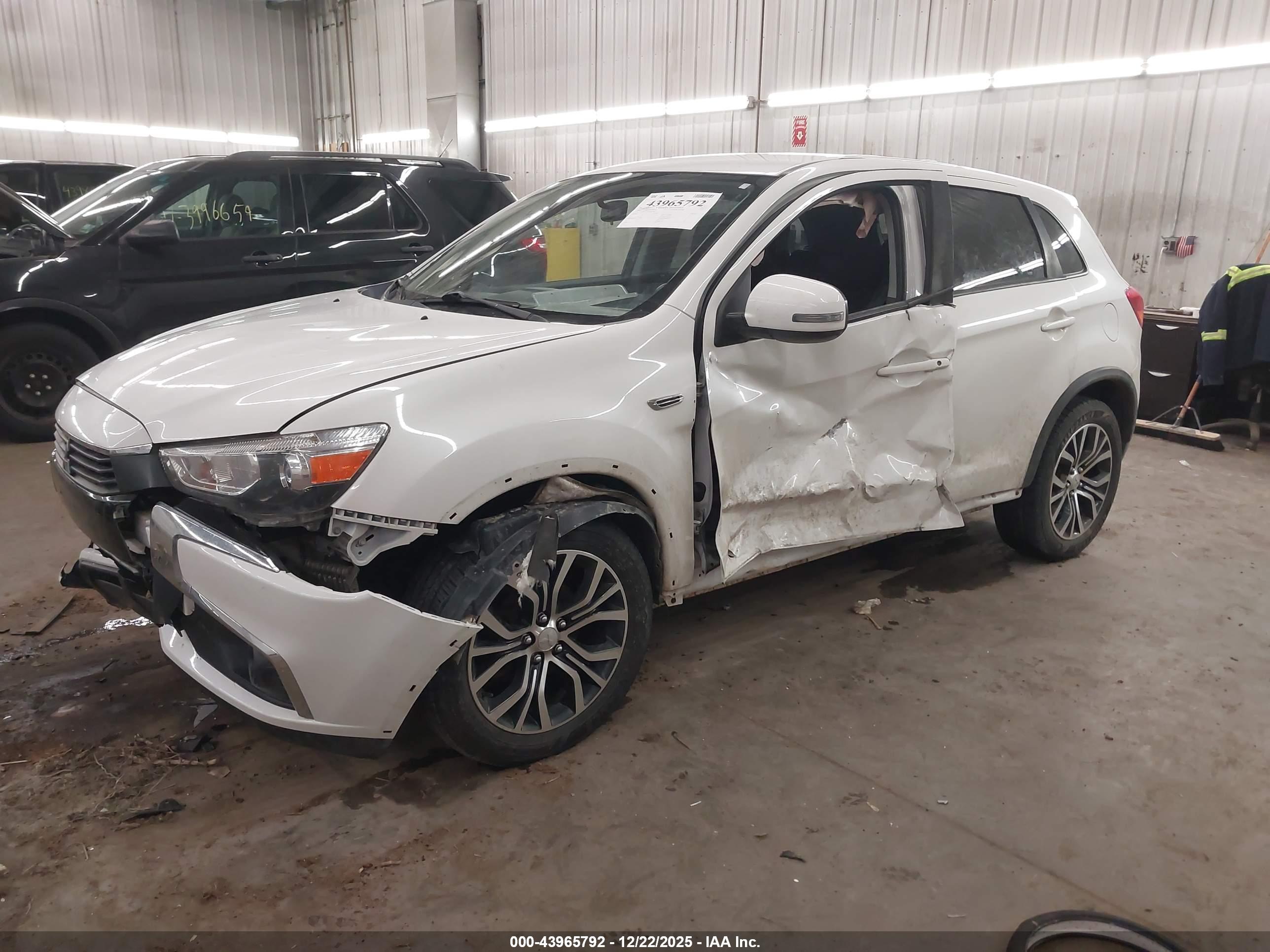 MITSUBISHI OUTLANDER image 2