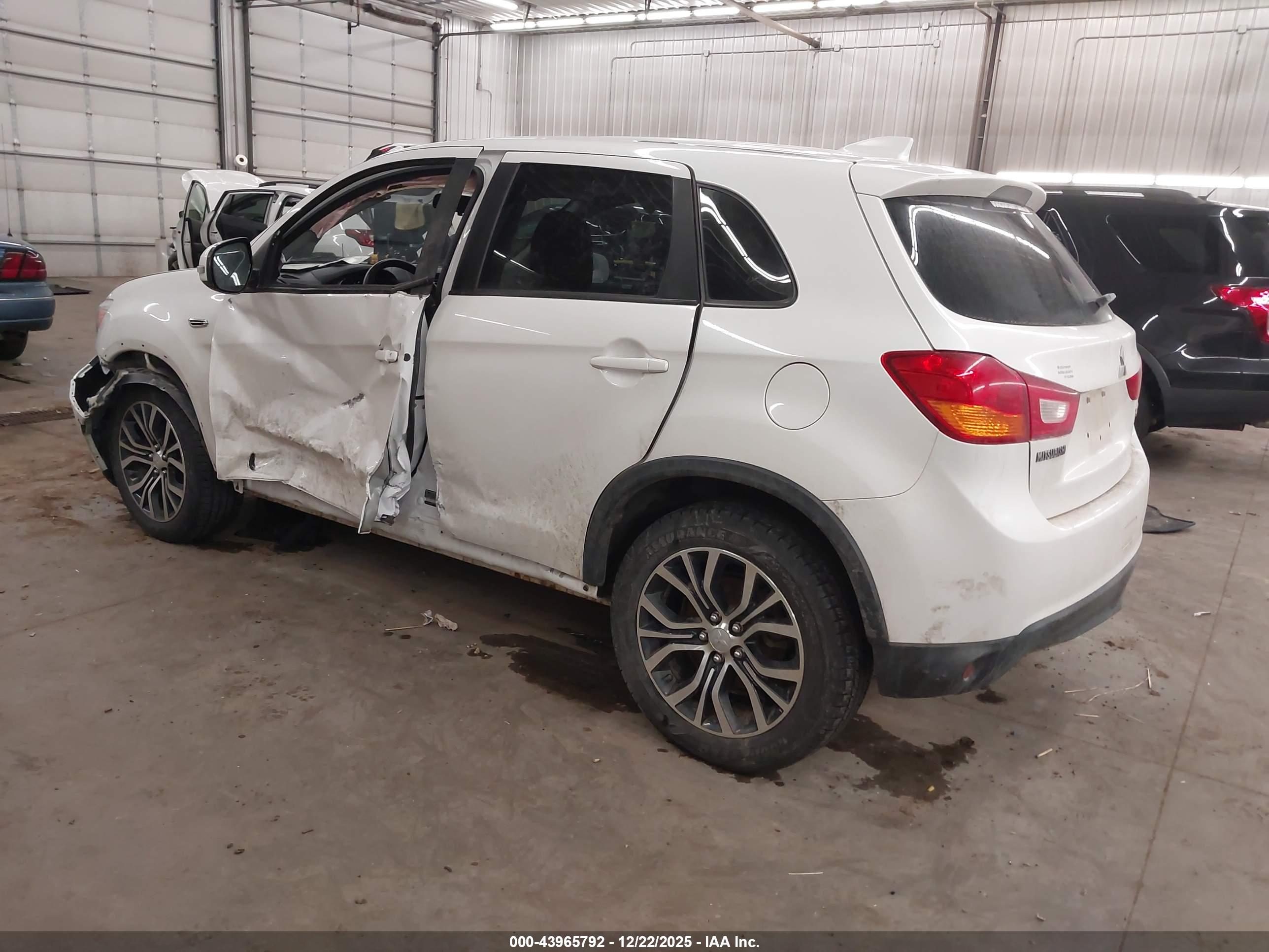 MITSUBISHI OUTLANDER image 3