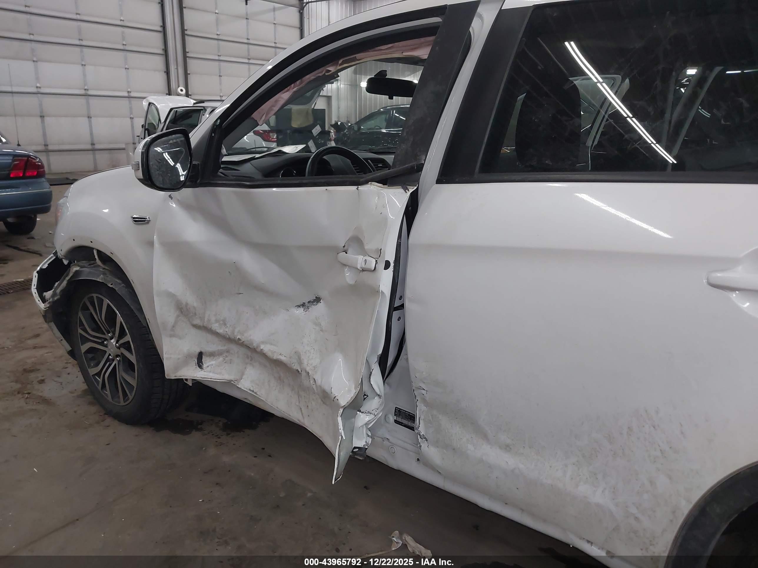 MITSUBISHI OUTLANDER image 6