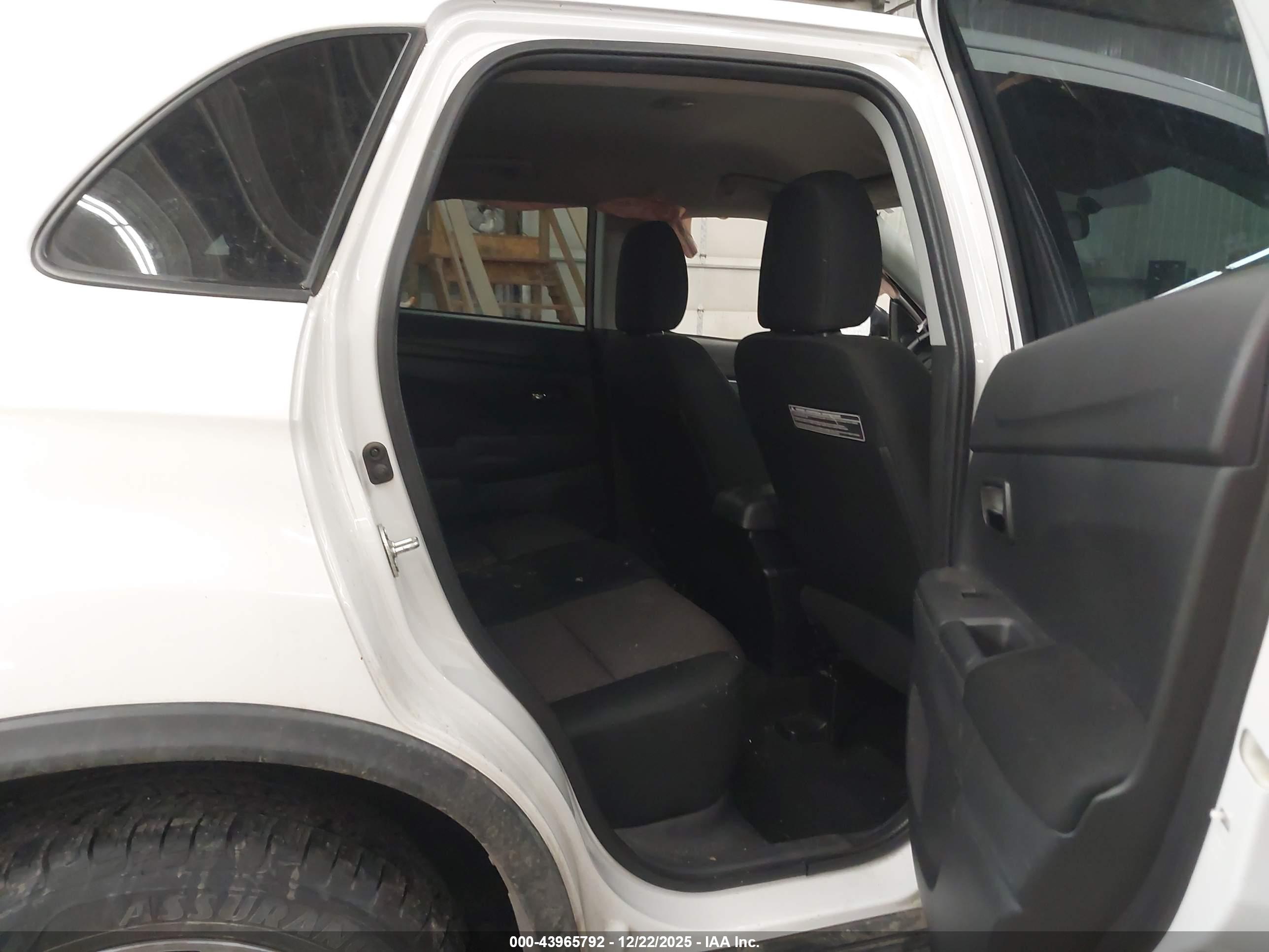 MITSUBISHI OUTLANDER image 8