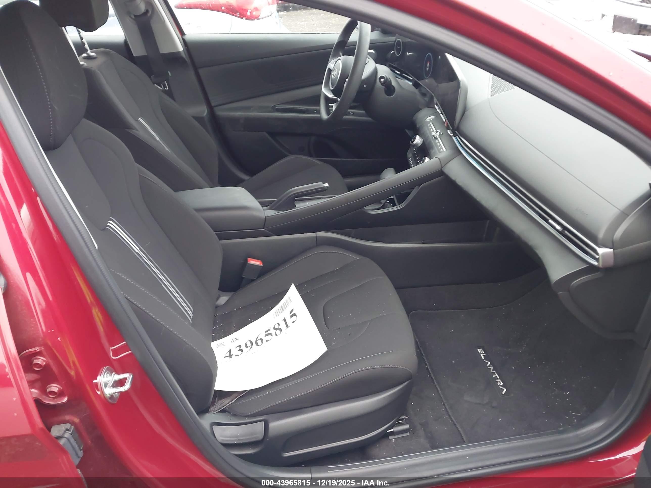 HYUNDAI ELANTRA image 5