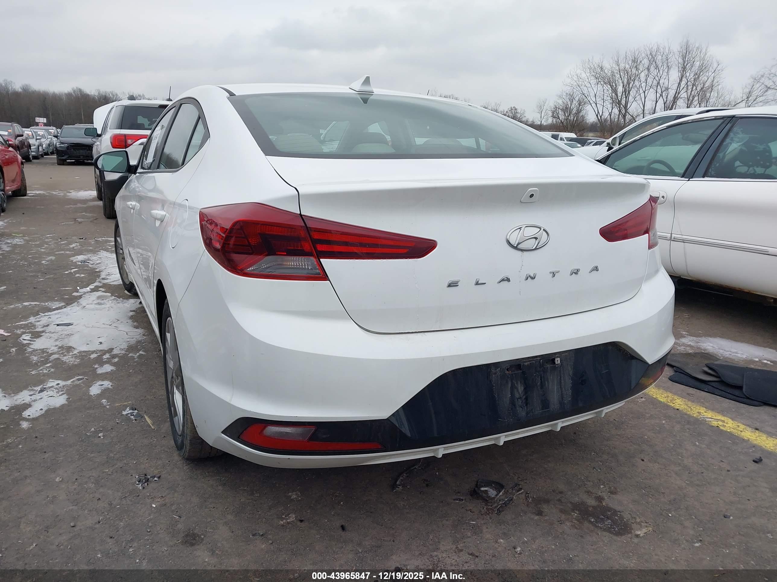 HYUNDAI ELANTRA image 3