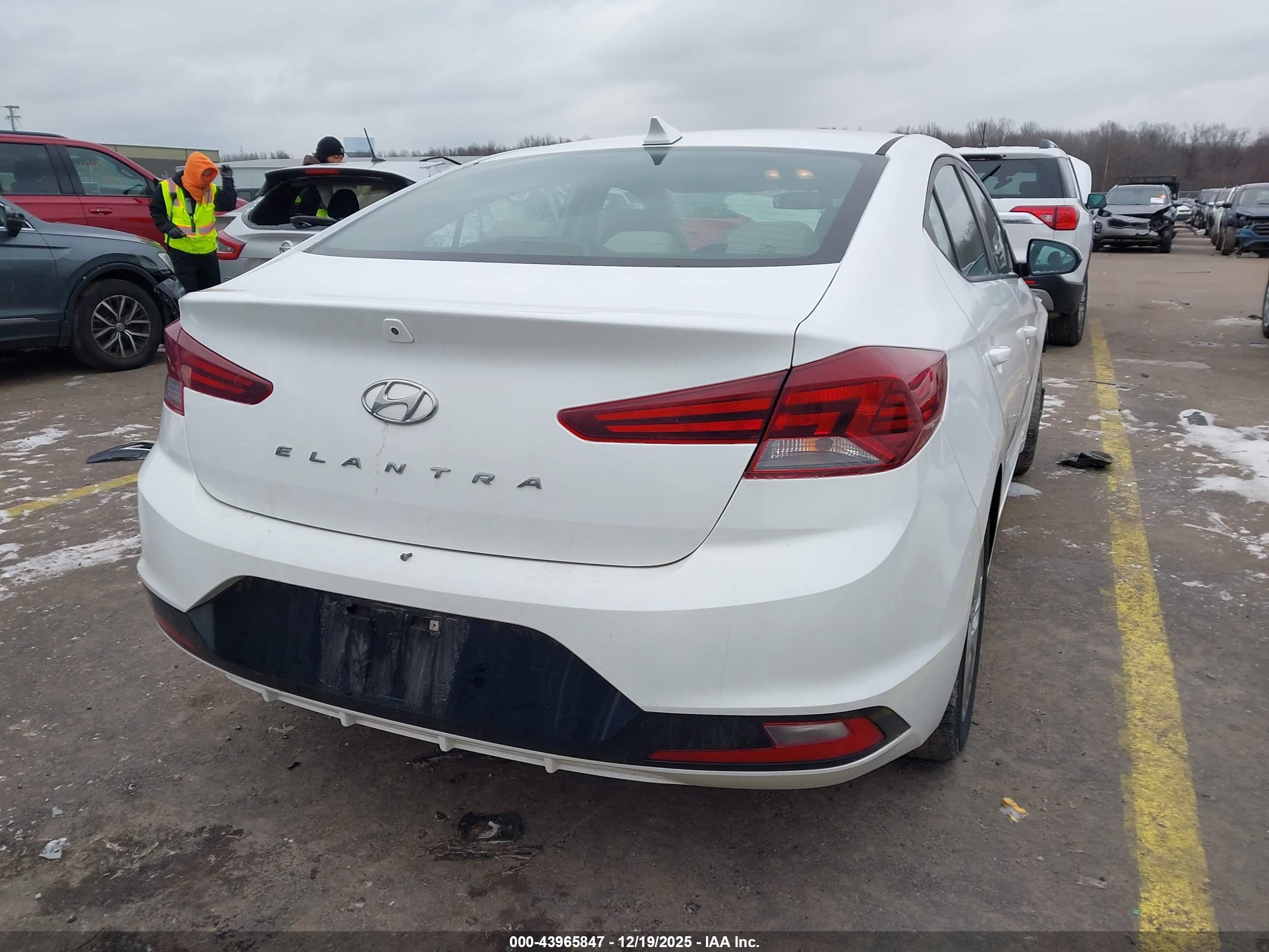 HYUNDAI ELANTRA image 4