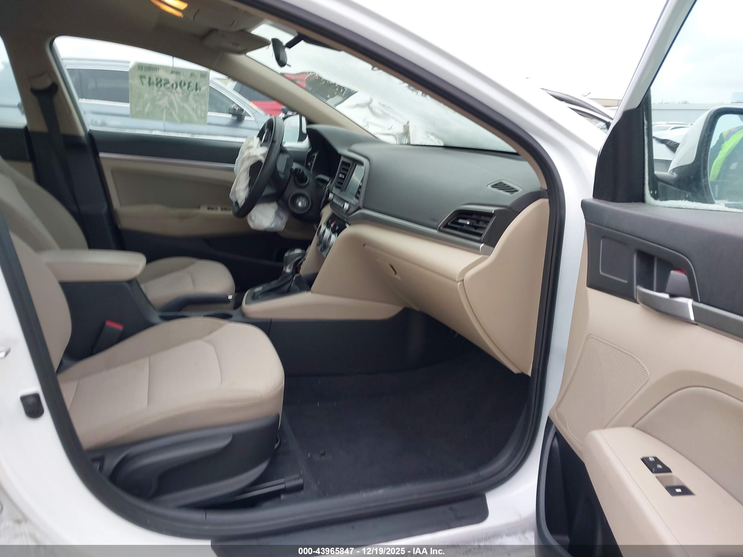 HYUNDAI ELANTRA image 5