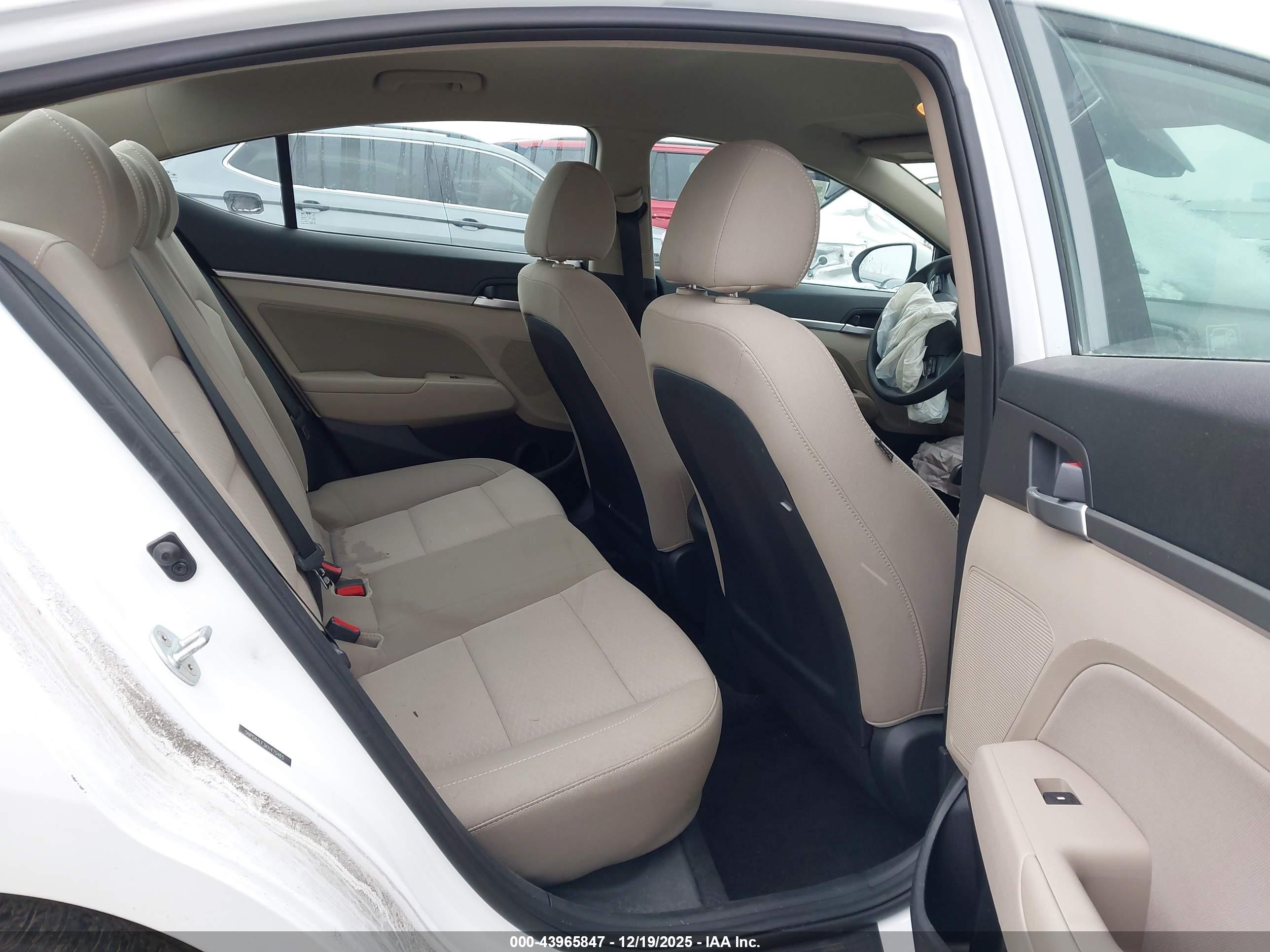 HYUNDAI ELANTRA image 8