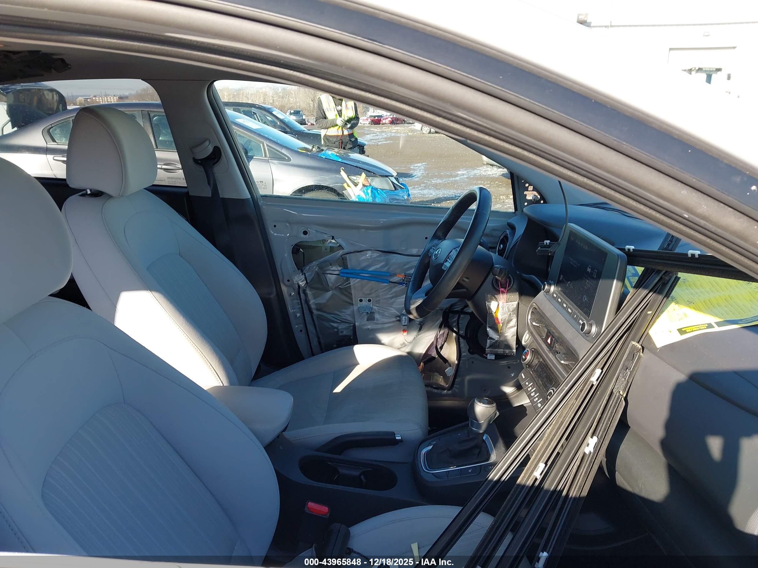 HYUNDAI KONA image 5