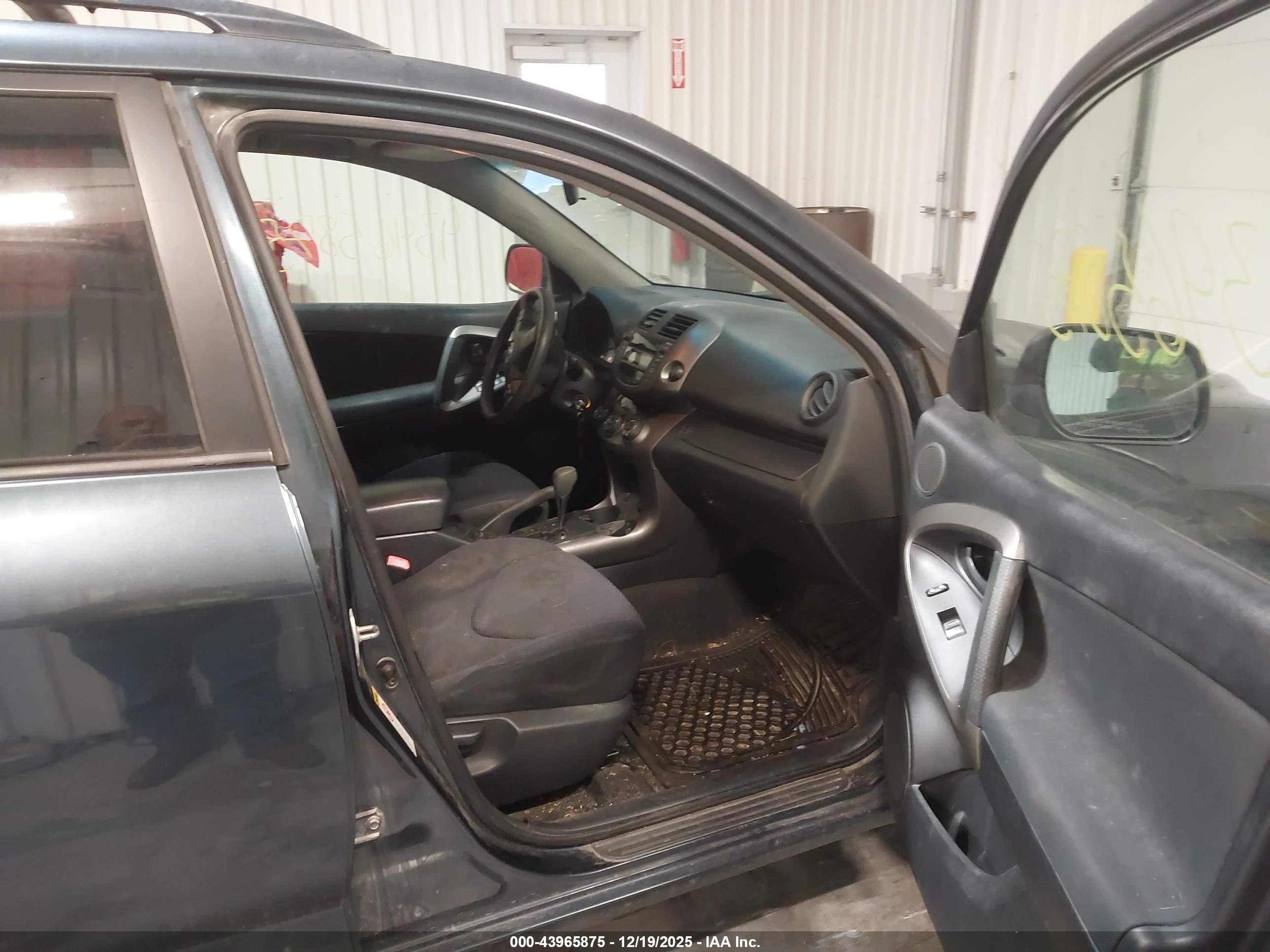 TOYOTA RAV4 image 5