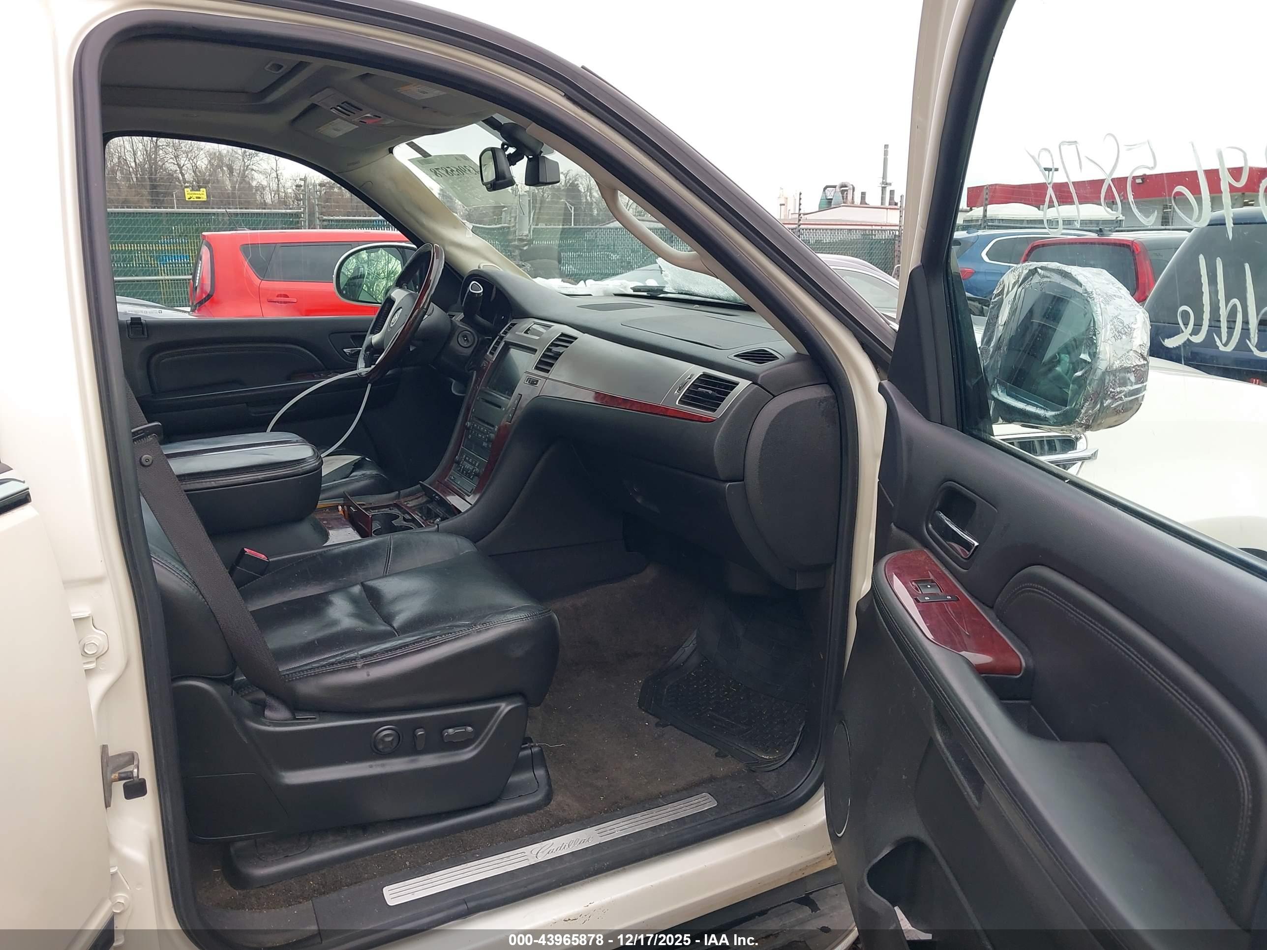CADILLAC ESCALADE image 5