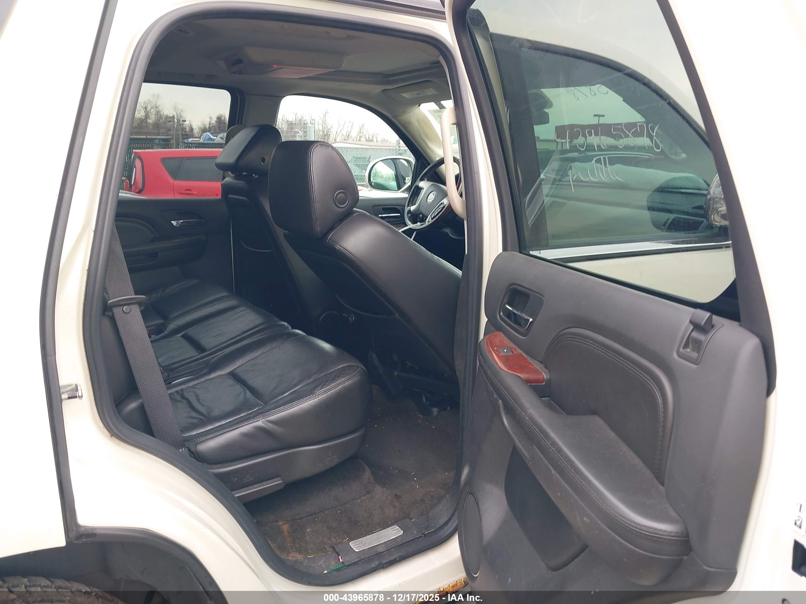 CADILLAC ESCALADE image 8