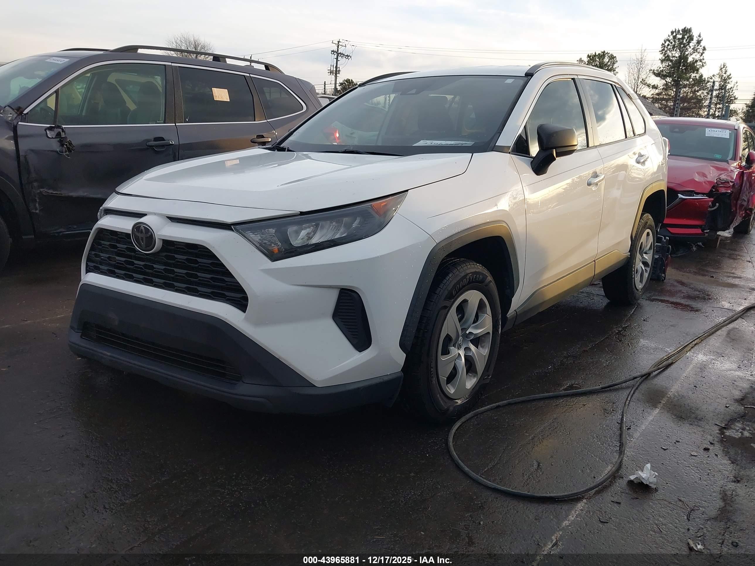 TOYOTA RAV4 image 2