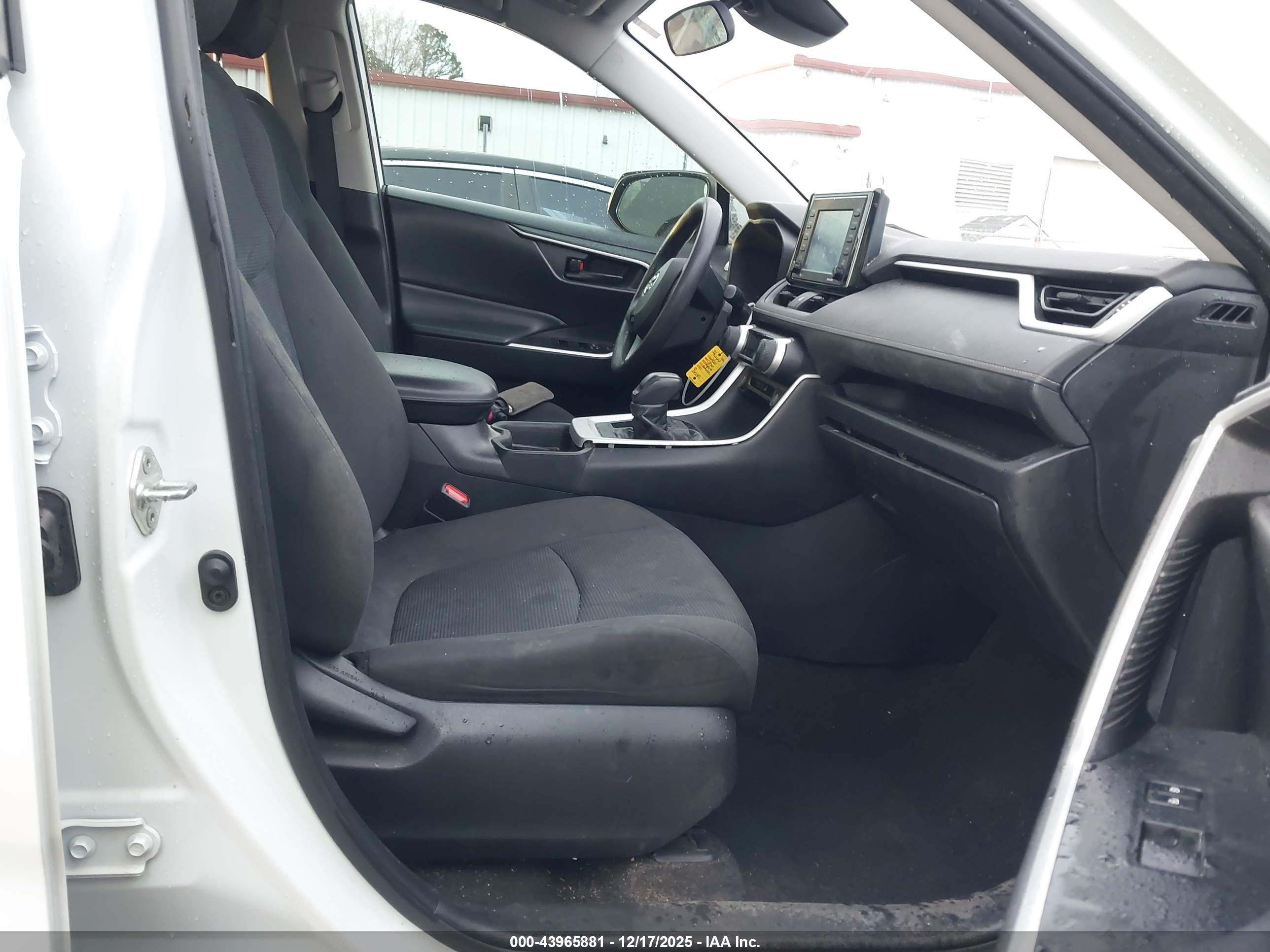 TOYOTA RAV4 image 5