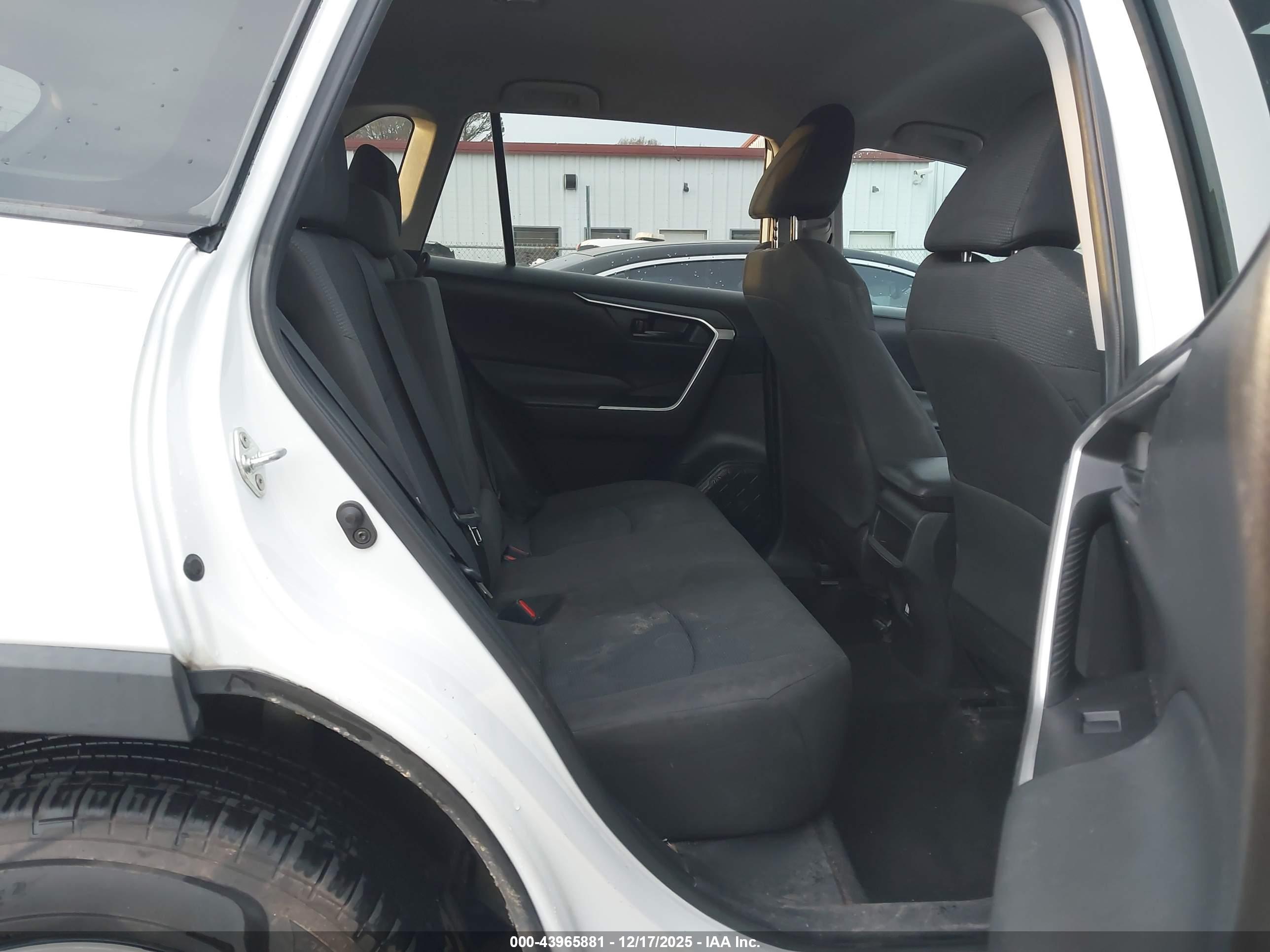 TOYOTA RAV4 image 8