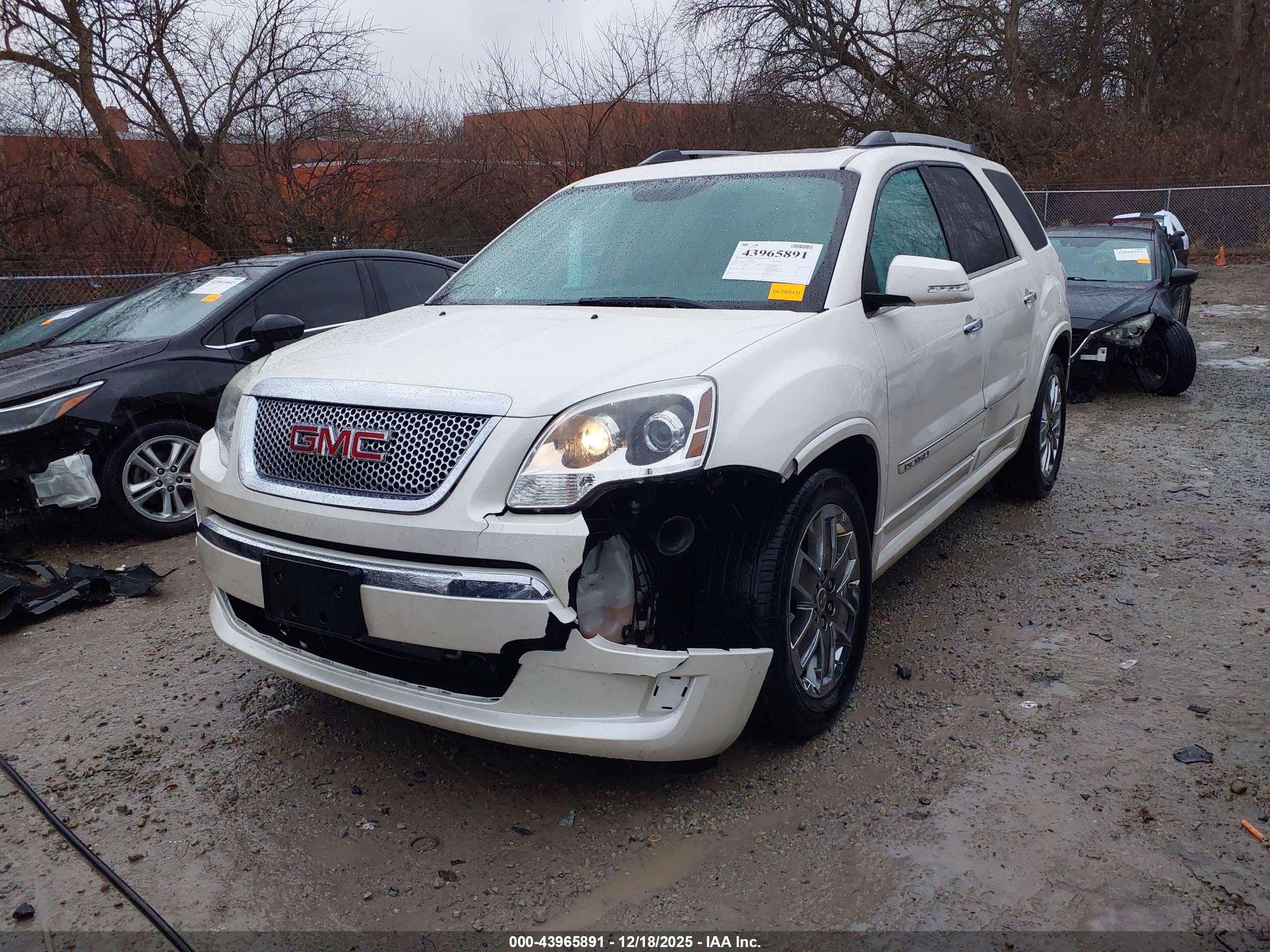 GMC ACADIA image 2