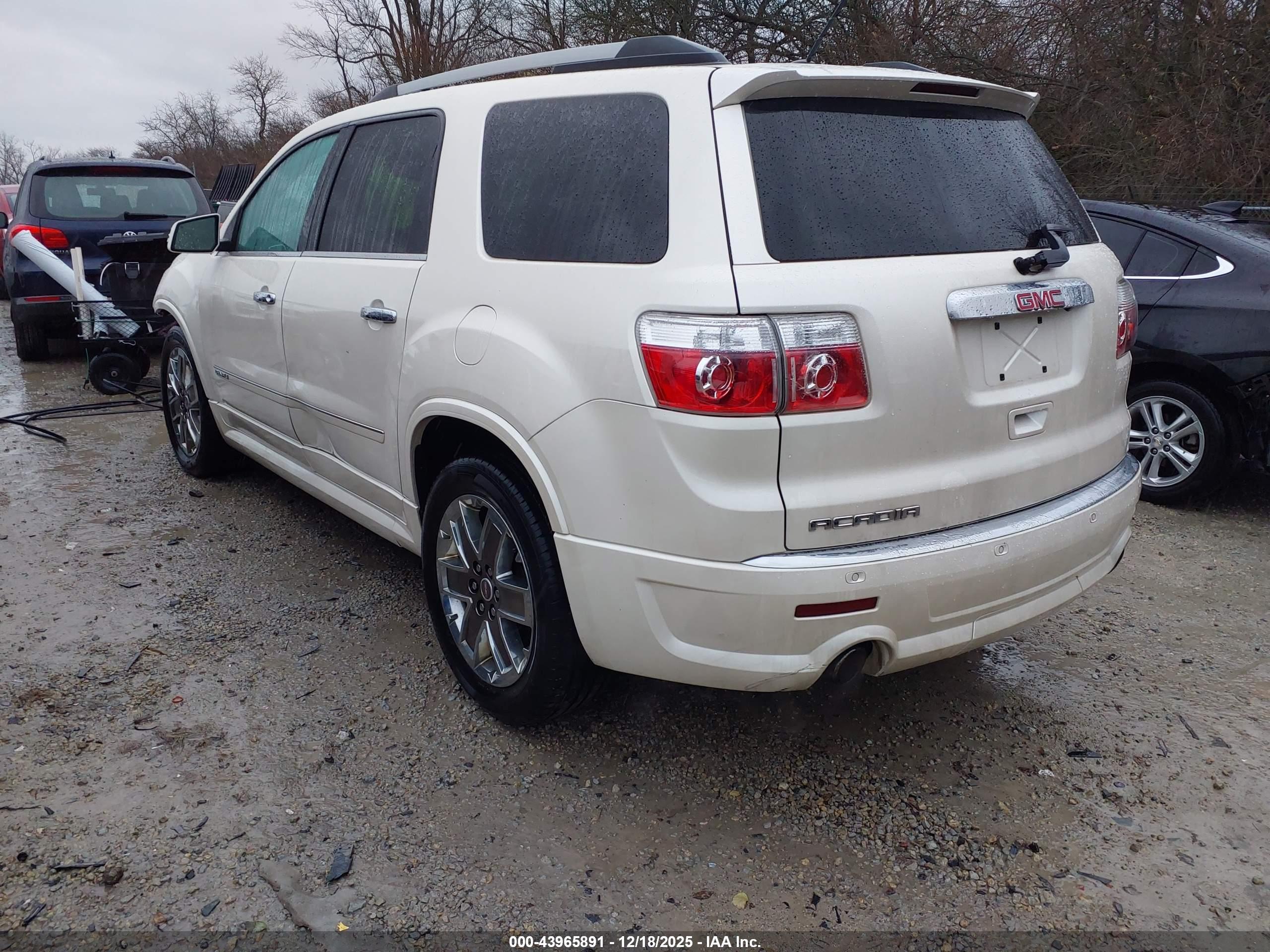 GMC ACADIA image 3