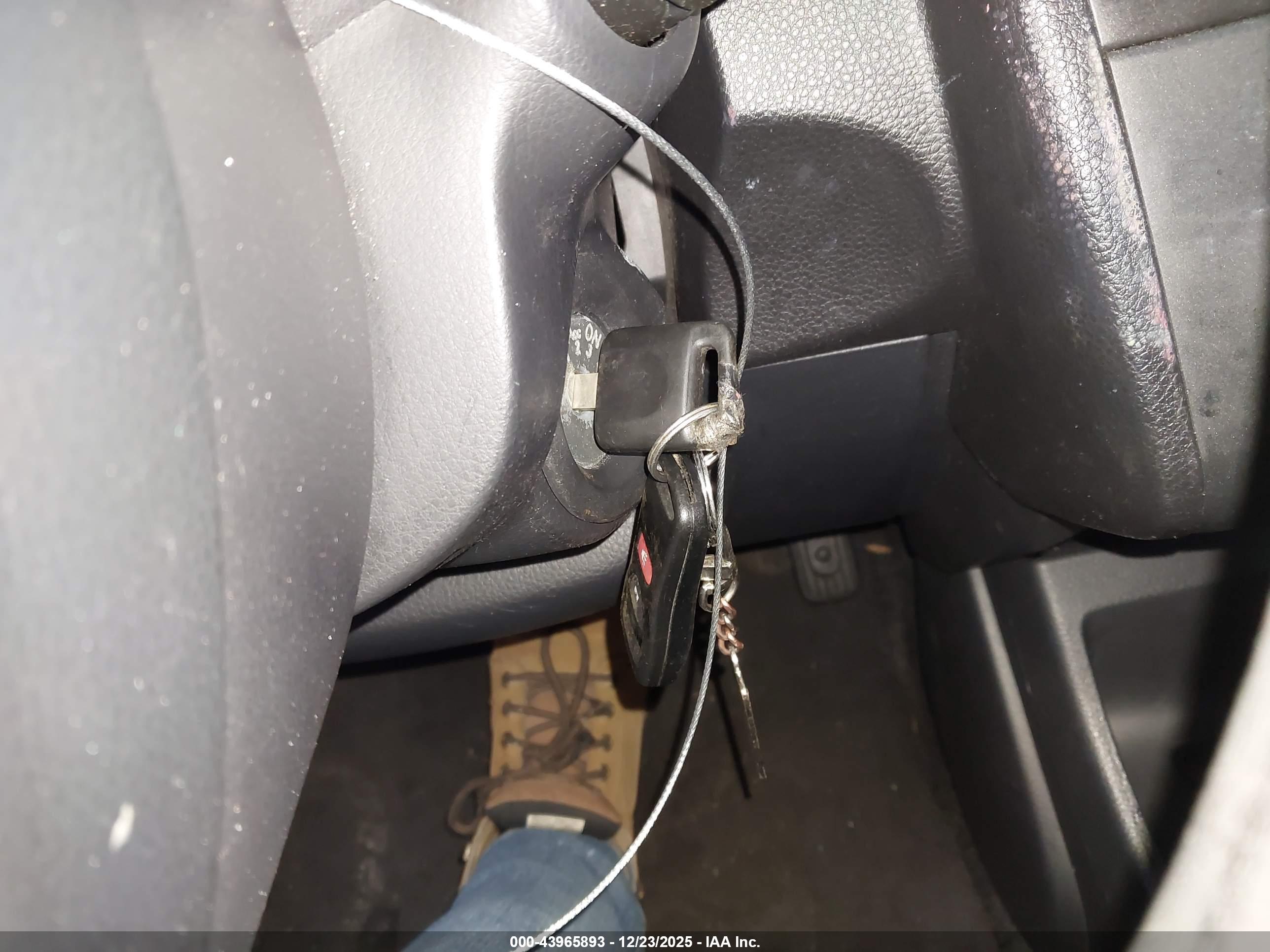 NISSAN VERSA image 11