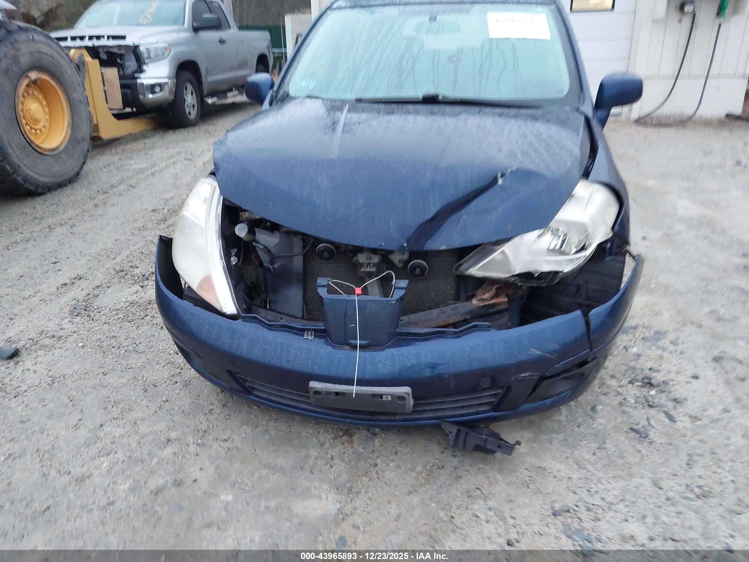 NISSAN VERSA image 6