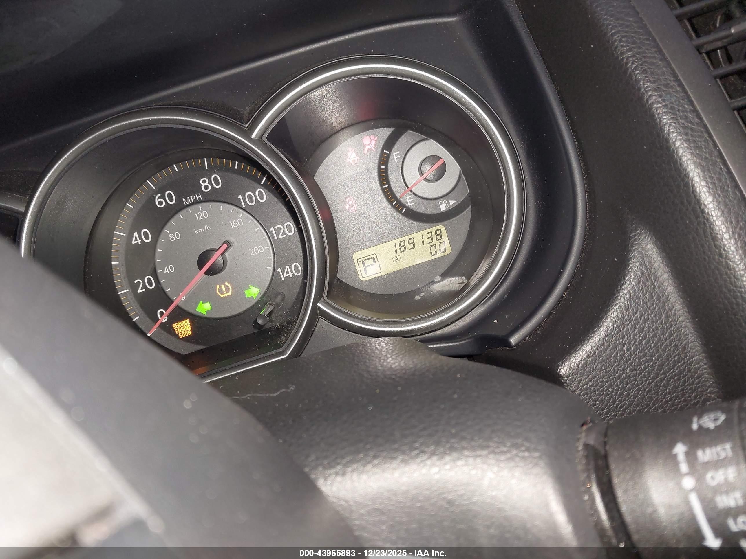 NISSAN VERSA image 7