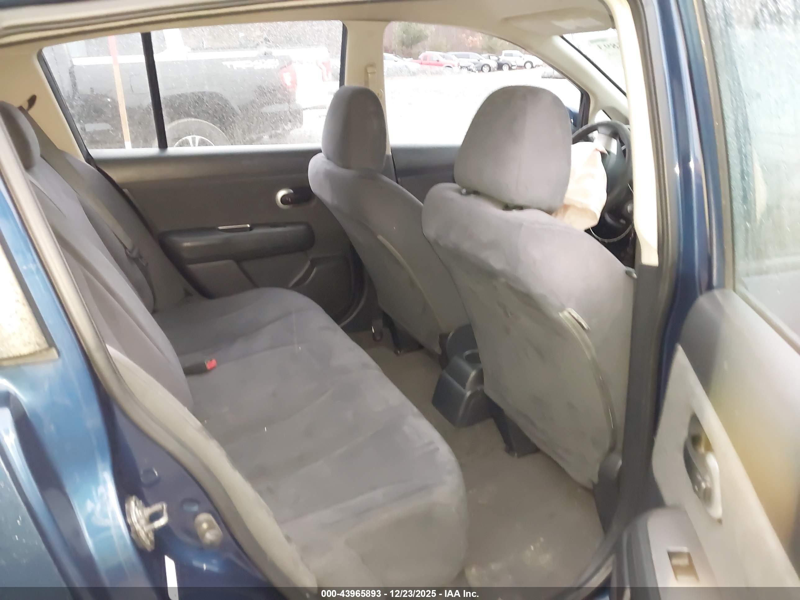 NISSAN VERSA image 8